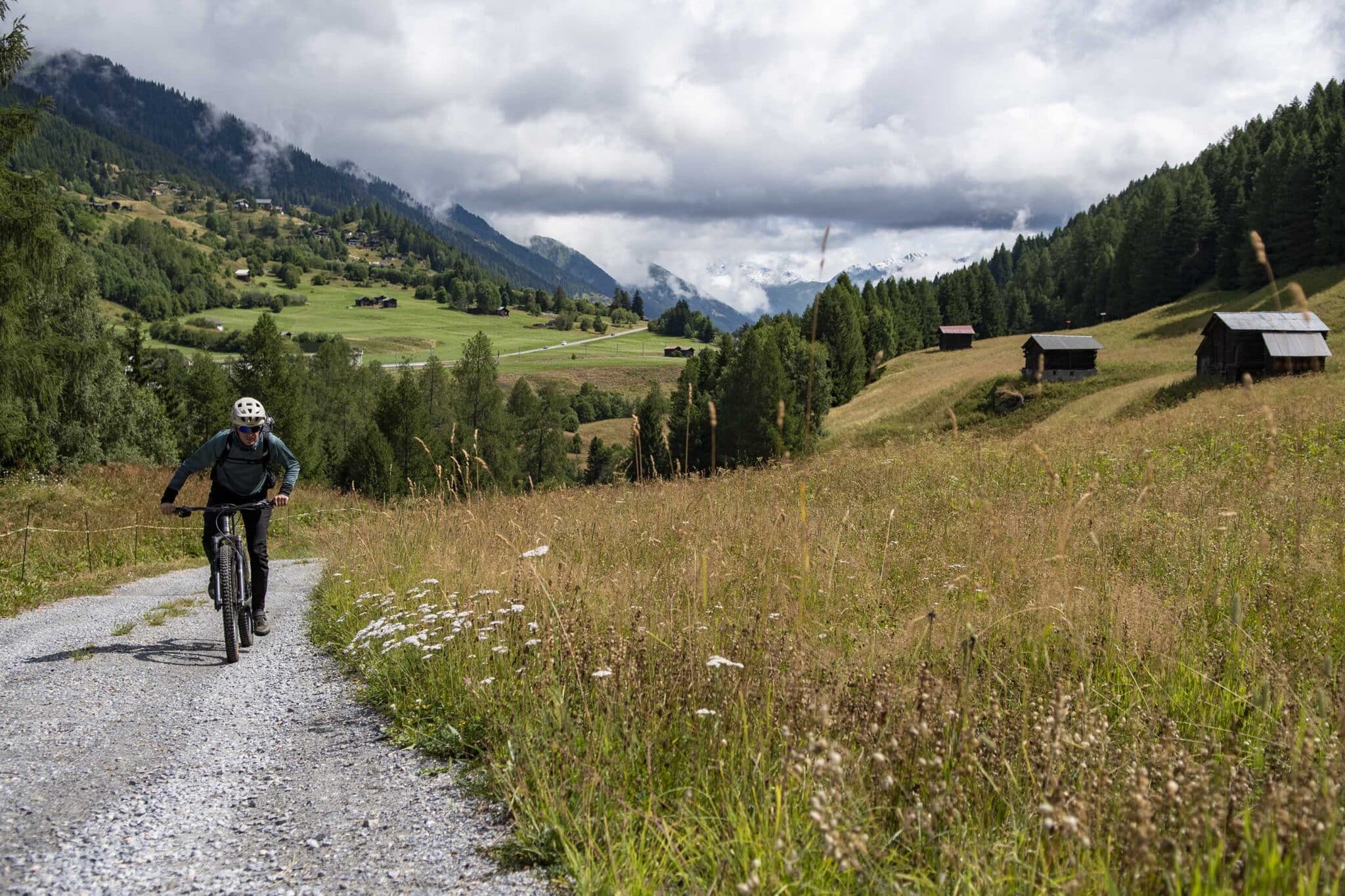 https://www.vojomag.com/app/uploads/2025/07/Panorama Bike chalet 2048x1365.jpg