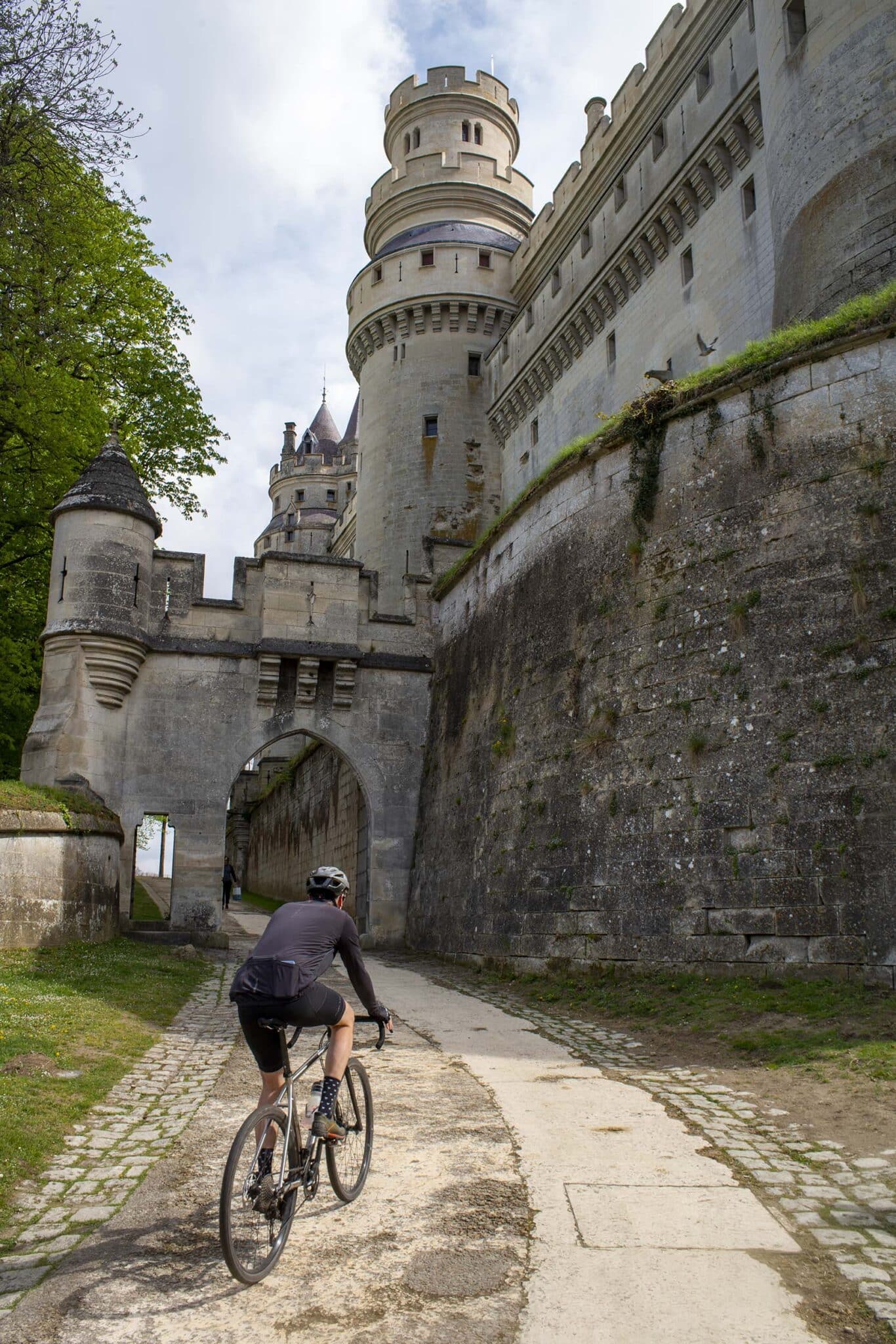 https://www.vojomag.com/app/uploads/2025/07/Pierrefond2-1366x2048.jpg