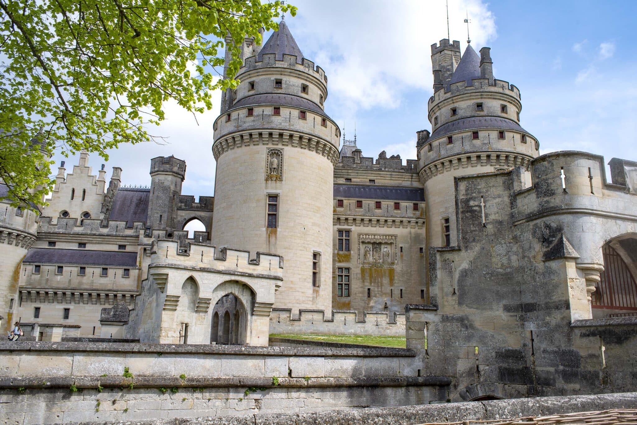 https://www.vojomag.com/app/uploads/2025/07/Pierrefond4-1366x2048.jpg