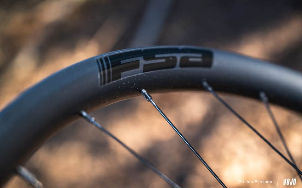 Test | Roues VTT FSA SC i30 vs KFX i28 : deux visions du carbone, un coup de cœur