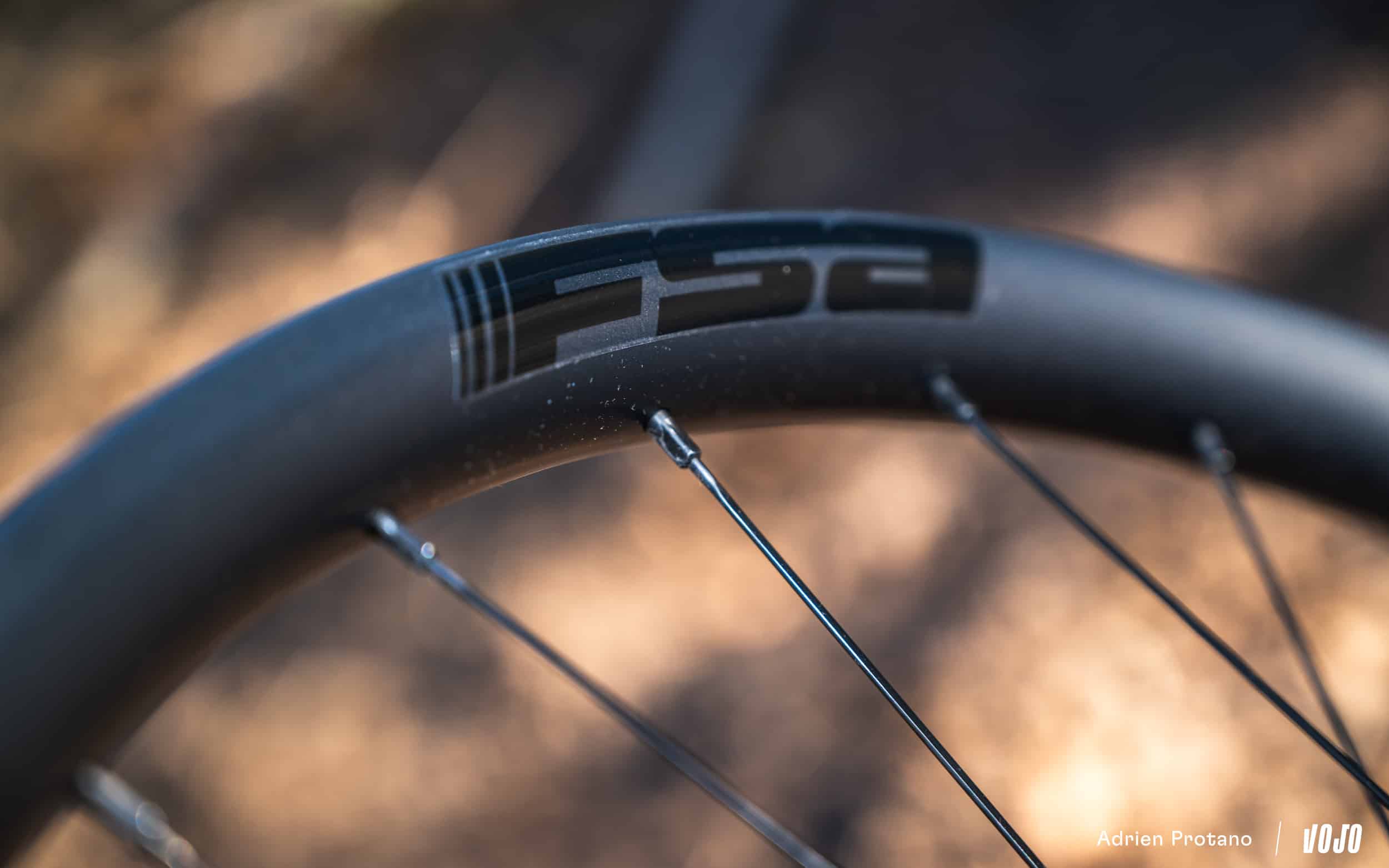 Test | Roues VTT FSA SC i30 vs KFX i28 : deux visions du carbone, un coup de cœur