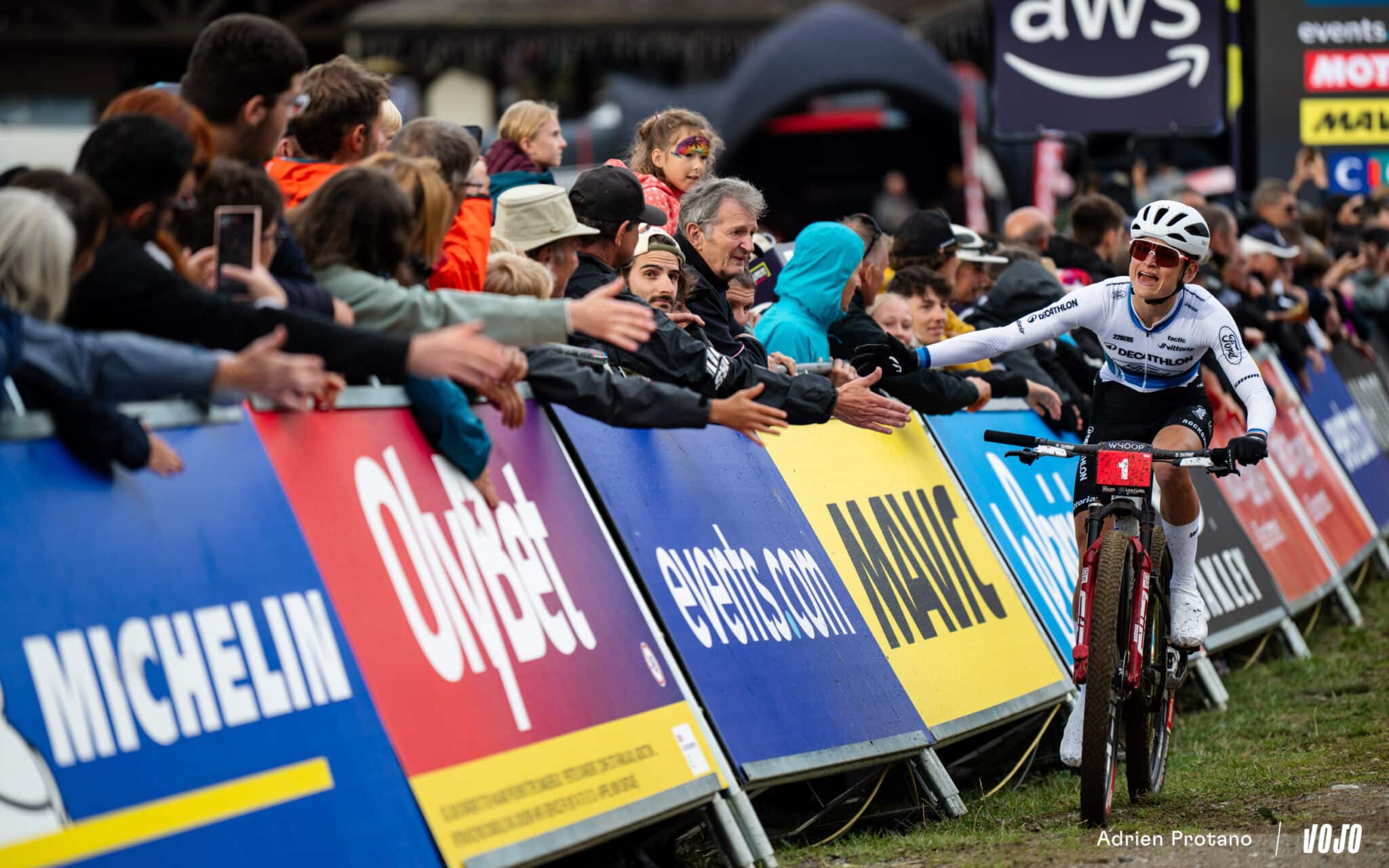 https://www.vojomag.com/app/uploads/2025/08/Coupe du monde VTT DH XC France Haute Savoie test avis Vojo nouveaute A.Protano 1 16 1 2048x1280.jpg