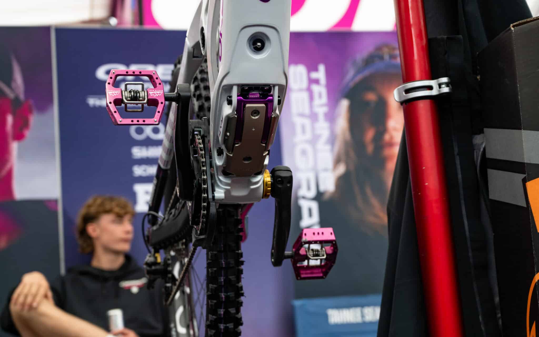 https://www.vojomag.com/app/uploads/2025/08/Coupe du monde VTT DH XC France Haute Savoie test avis Vojo nouveaute A.Protano 1 17 2048x1280.jpg