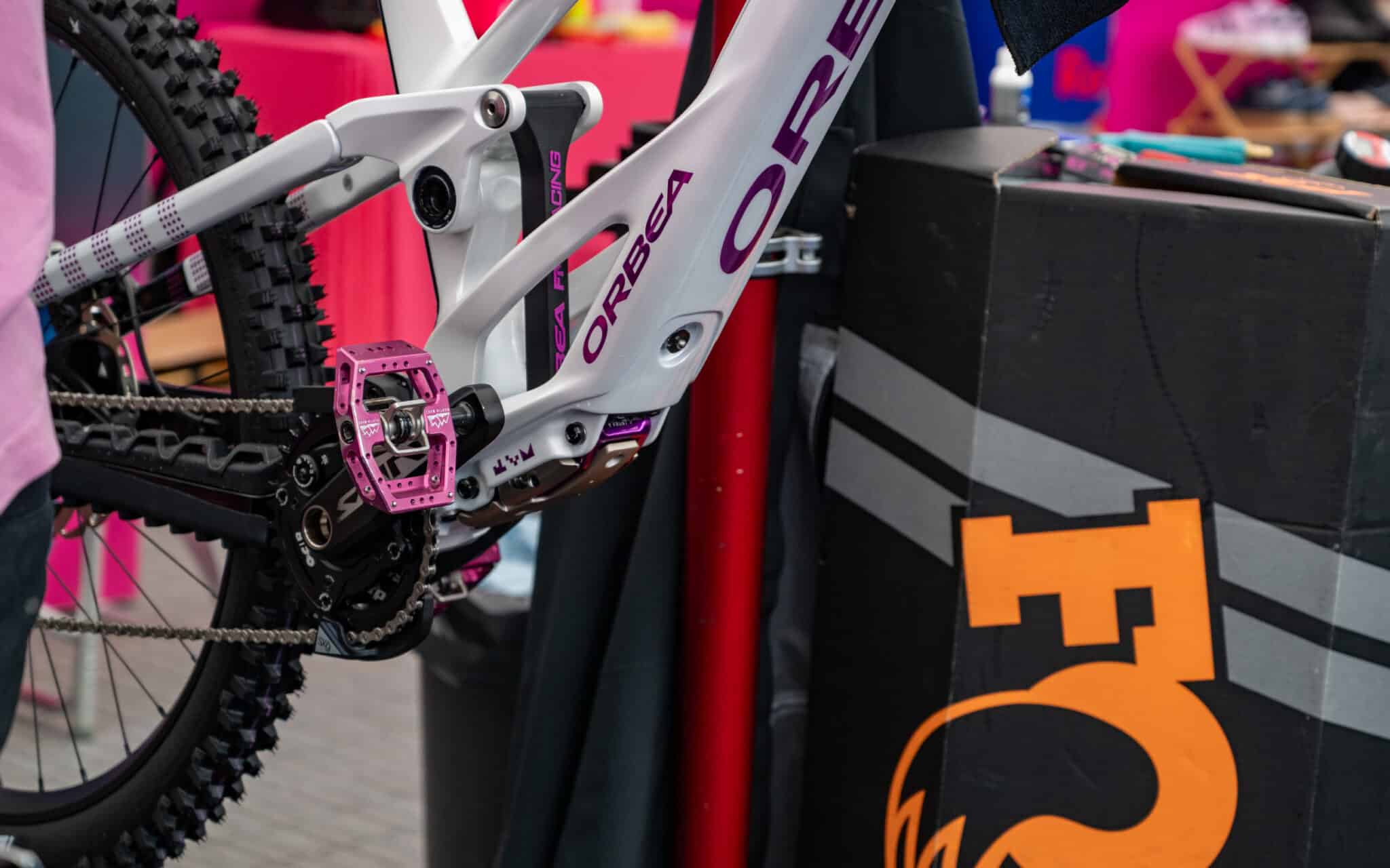 https://www.vojomag.com/app/uploads/2025/08/Coupe du monde VTT DH XC France Haute Savoie test avis Vojo nouveaute A.Protano 1 17 2048x1280.jpg