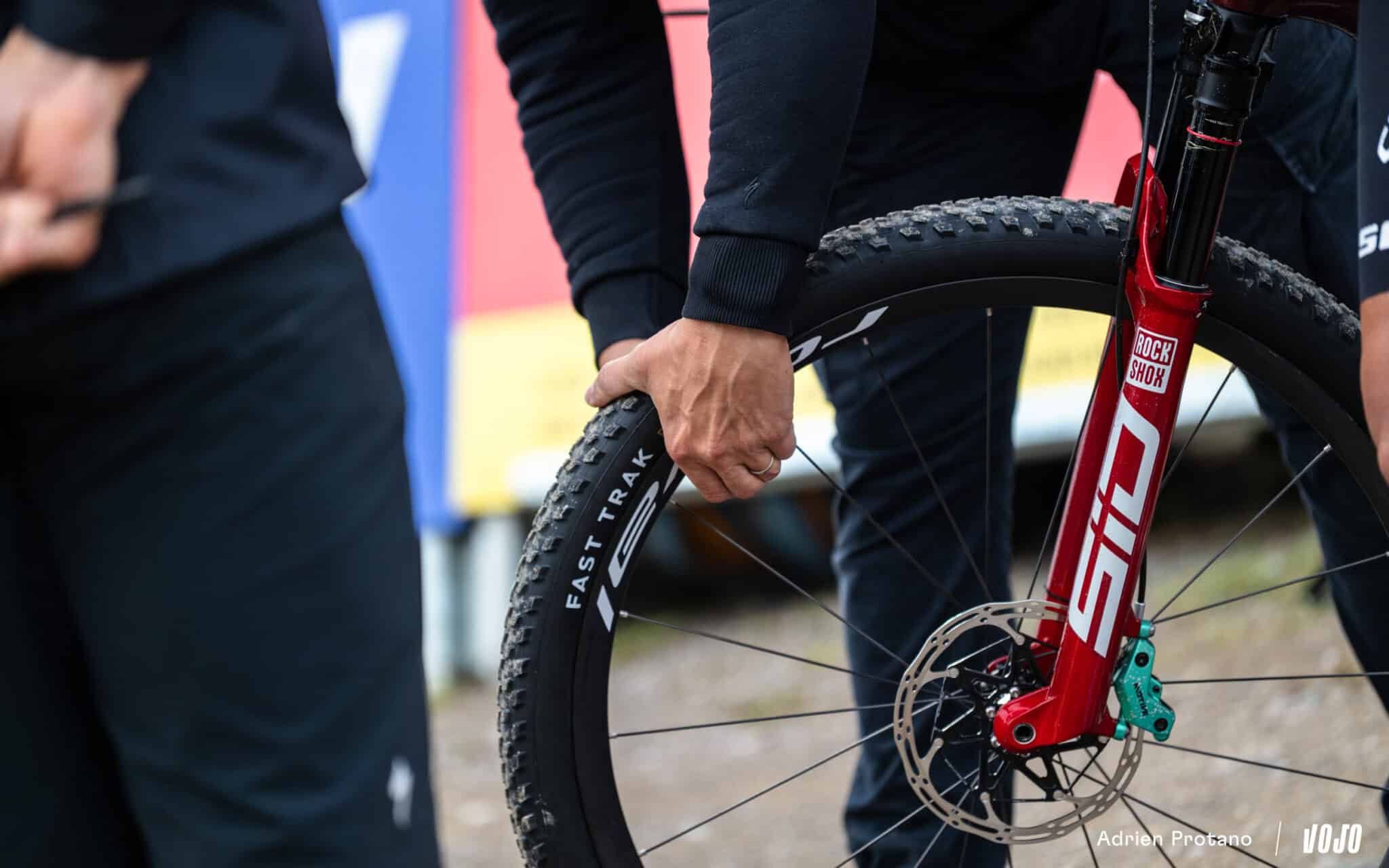 https://www.vojomag.com/app/uploads/2025/08/Coupe du monde VTT DH XC France Haute Savoie test avis Vojo nouveaute A.Protano 1 20 1 2048x1280.jpg
