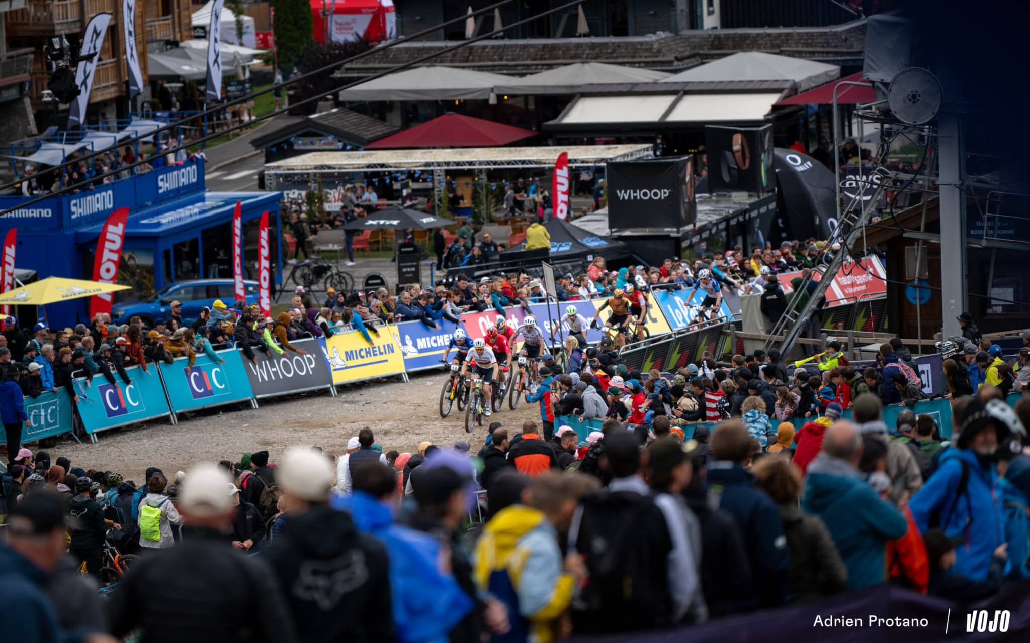 https://www.vojomag.com/app/uploads/2025/08/Coupe du monde VTT DH XC France Haute Savoie test avis Vojo nouveaute A.Protano 1 22 2 2048x1280.jpg