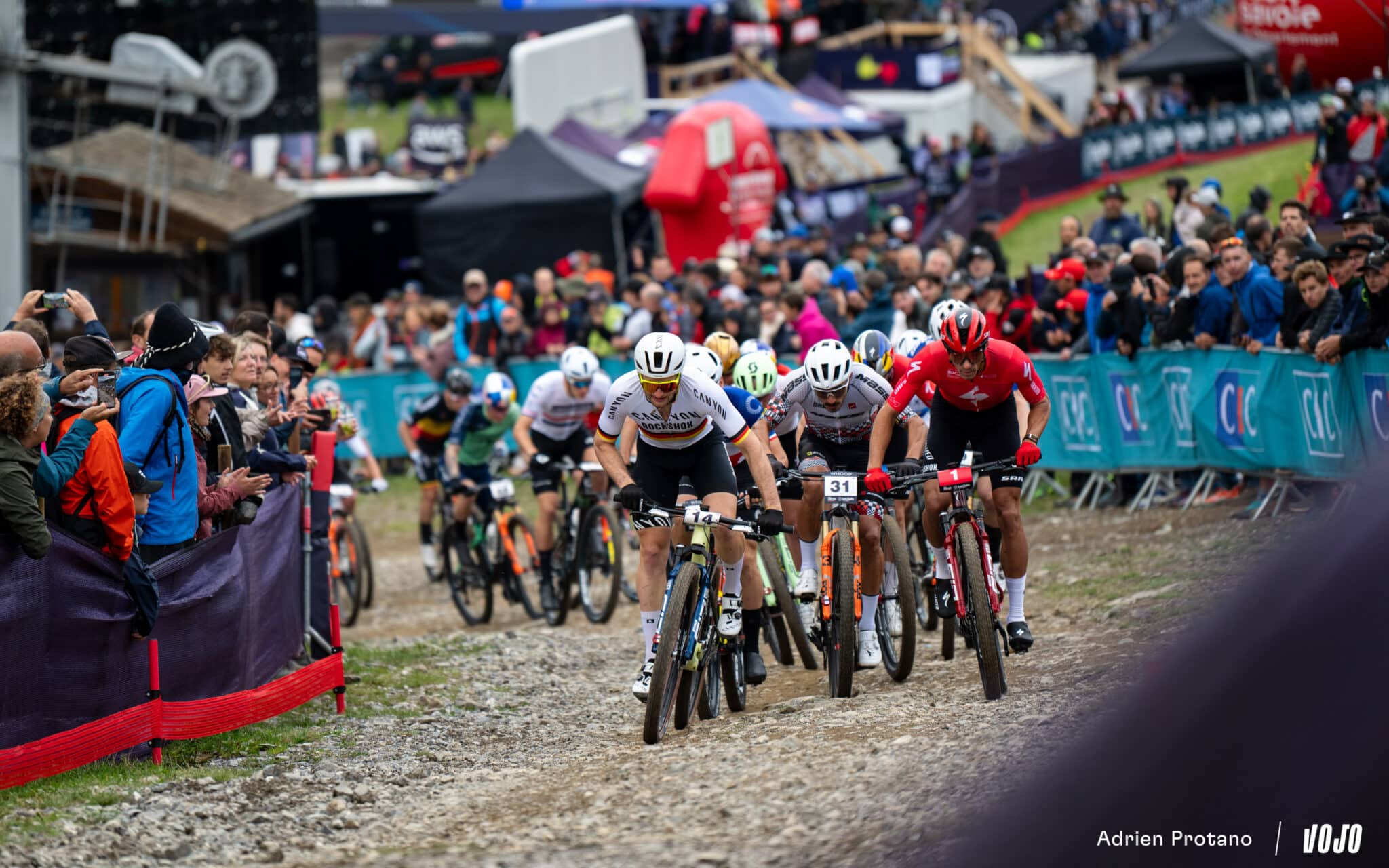 https://www.vojomag.com/app/uploads/2025/08/Coupe du monde VTT DH XC France Haute Savoie test avis Vojo nouveaute A.Protano 1 22 2 2048x1280.jpg