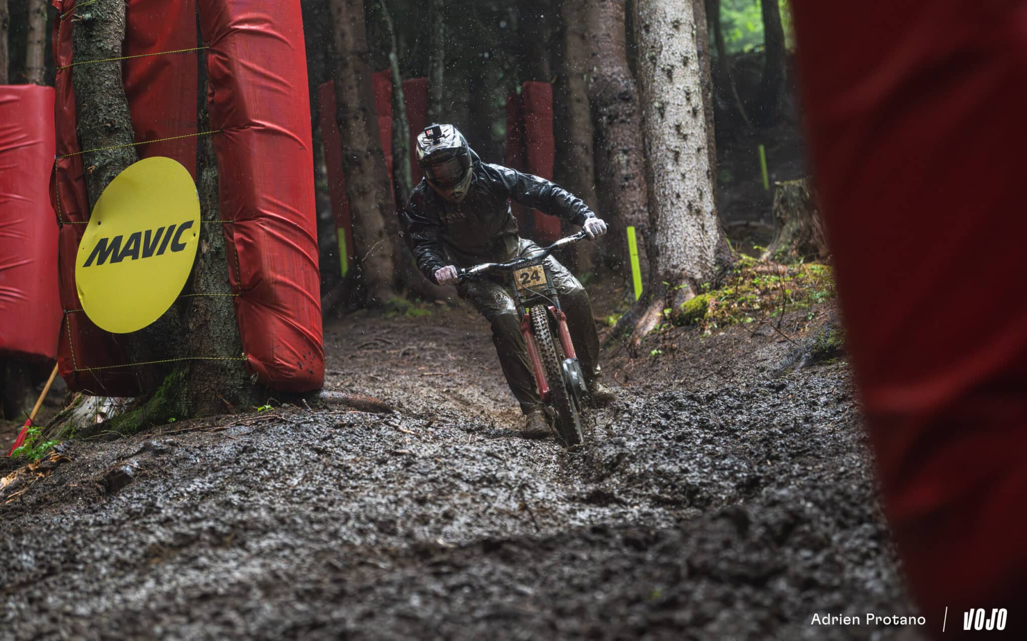https://www.vojomag.com/app/uploads/2025/08/Coupe du monde VTT DH XC France Haute Savoie test avis Vojo nouveaute A.Protano 1 24 1 2048x1280.jpg