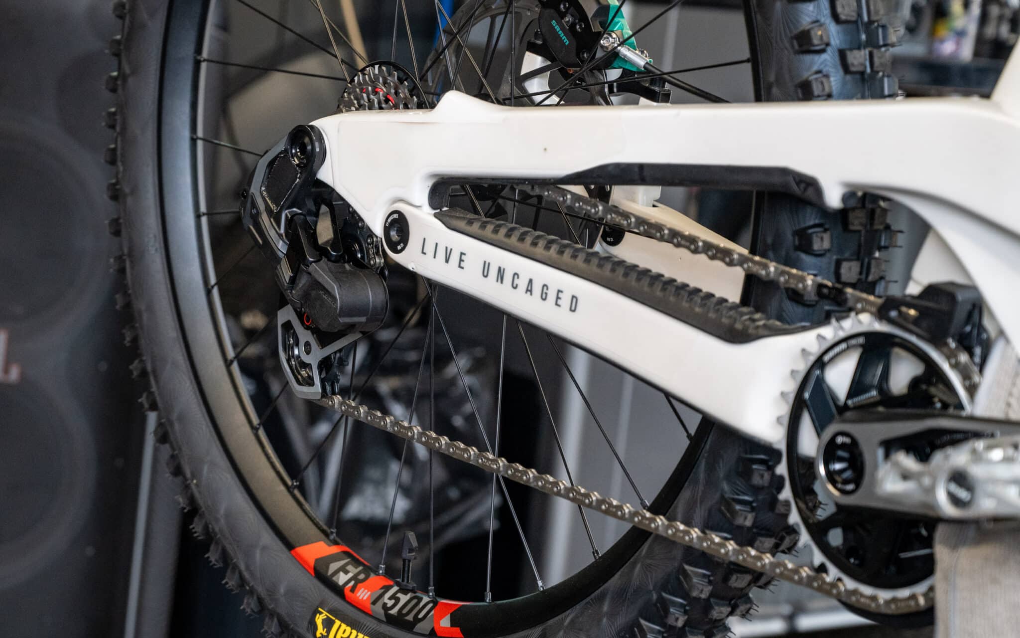 https://www.vojomag.com/app/uploads/2025/08/Coupe du monde VTT DH XC France Haute Savoie test avis Vojo nouveaute A.Protano 1 25 2048x1280.jpg