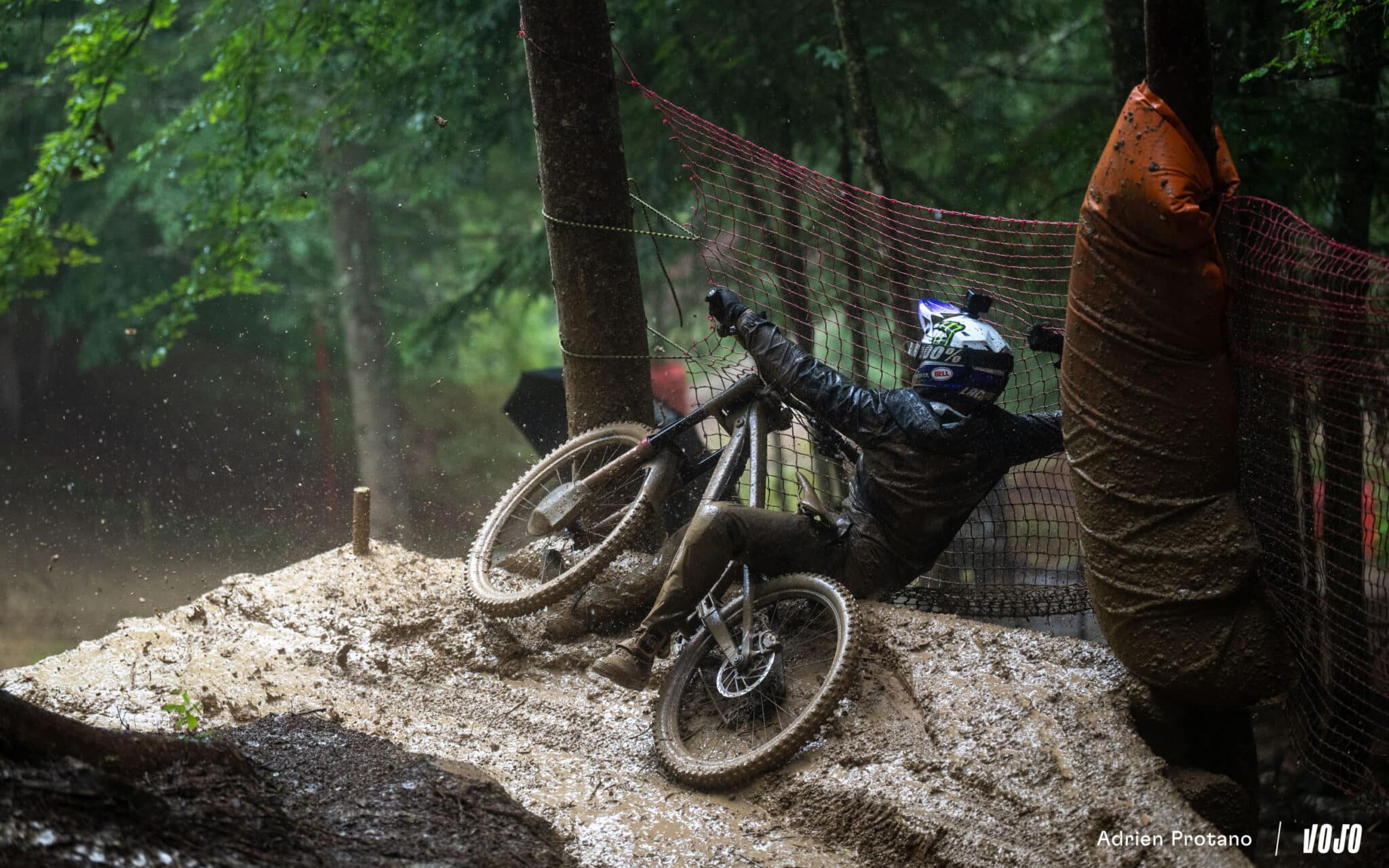 https://www.vojomag.com/app/uploads/2025/08/Coupe du monde VTT DH XC France Haute Savoie test avis Vojo nouveaute A.Protano 1 28 1 2048x1280.jpg