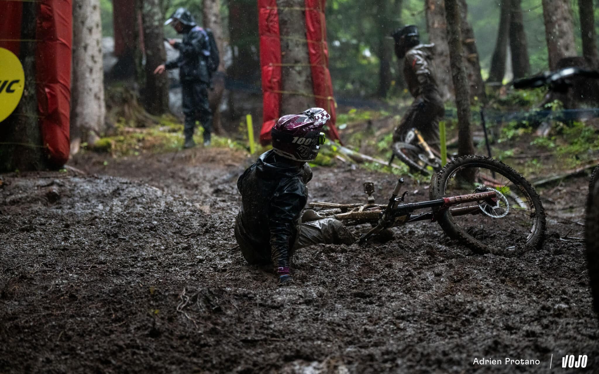https://www.vojomag.com/app/uploads/2025/08/Coupe du monde VTT DH XC France Haute Savoie test avis Vojo nouveaute A.Protano 1 28 1 2048x1280.jpg
