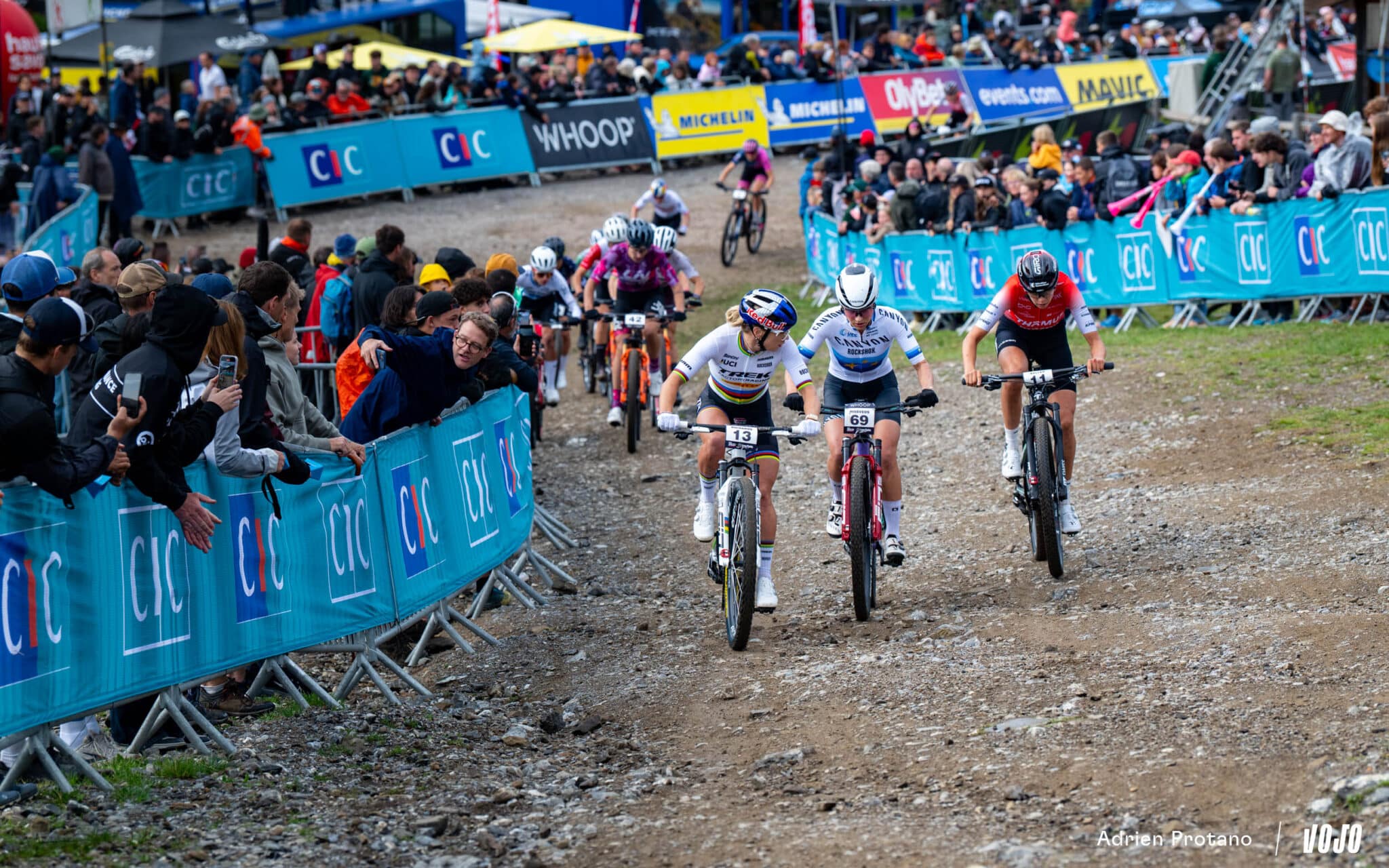 https://www.vojomag.com/app/uploads/2025/08/Coupe du monde VTT DH XC France Haute Savoie test avis Vojo nouveaute A.Protano 1 3 2 2048x1280.jpg
