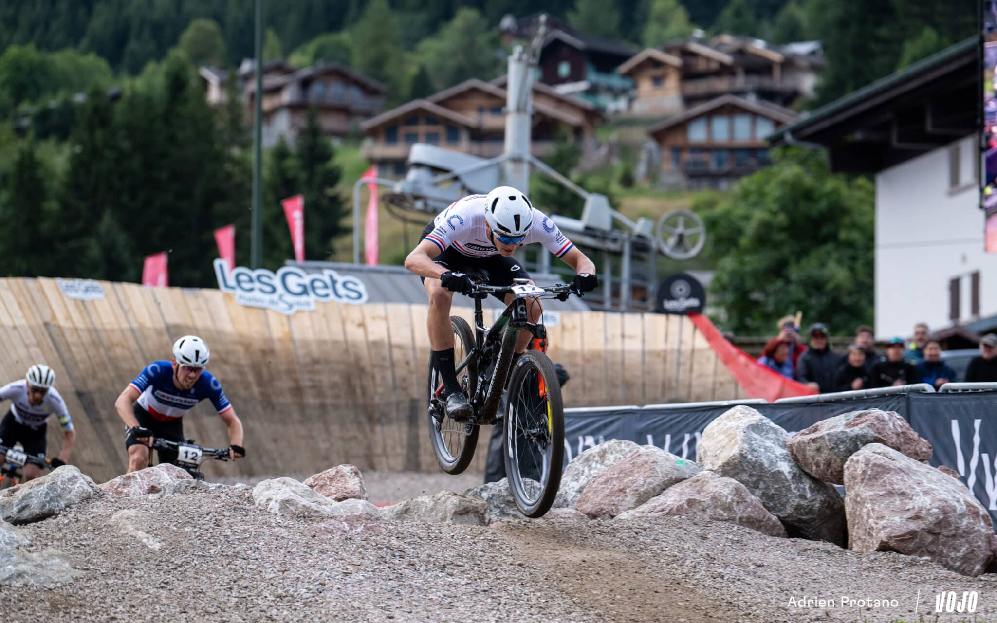 https://www.vojomag.com/app/uploads/2025/08/Coupe du monde VTT DH XC France Haute Savoie test avis Vojo nouveaute A.Protano 1 32 1 2048x1280.jpg