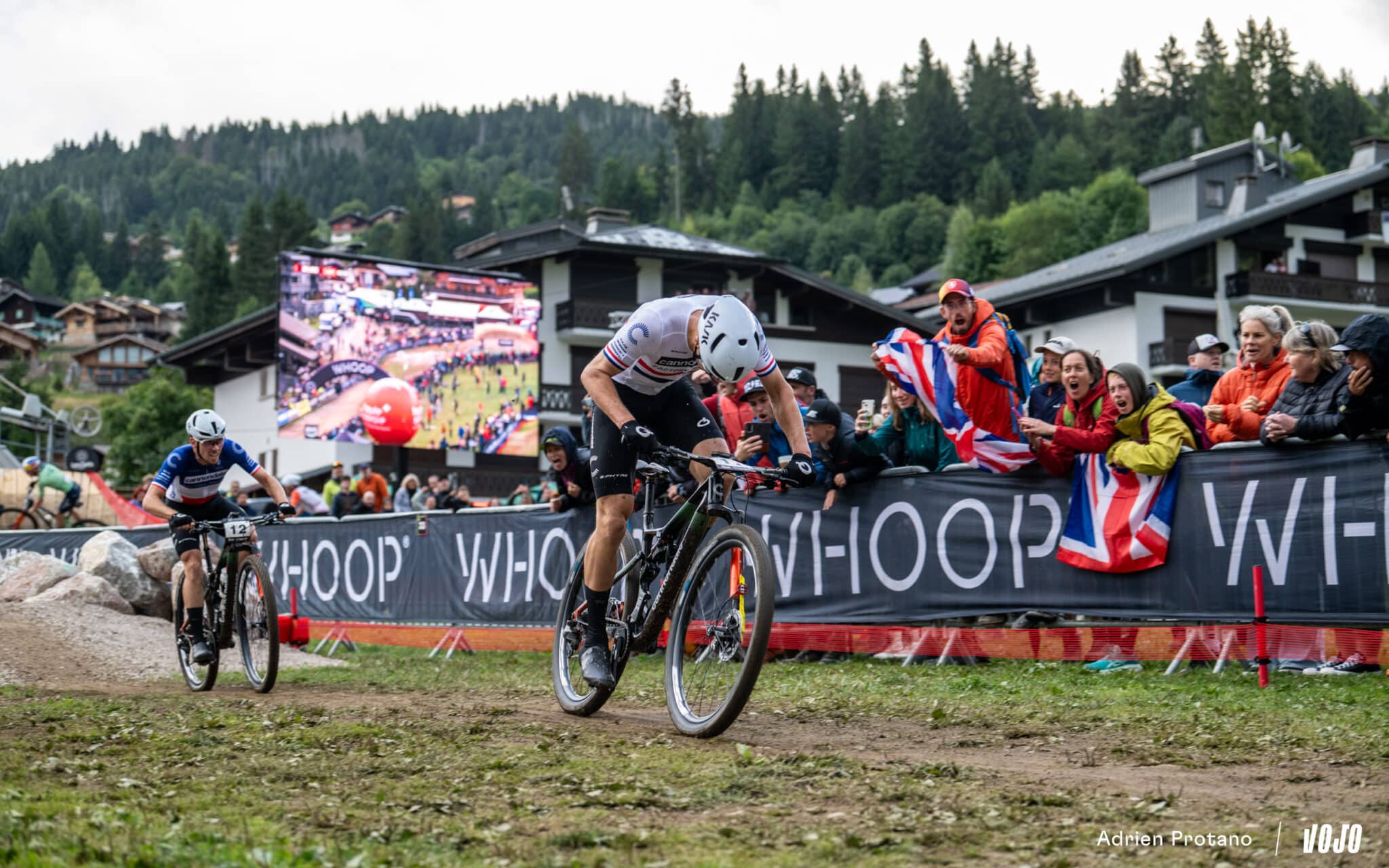 https://www.vojomag.com/app/uploads/2025/08/Coupe du monde VTT DH XC France Haute Savoie test avis Vojo nouveaute A.Protano 1 32 1 2048x1280.jpg