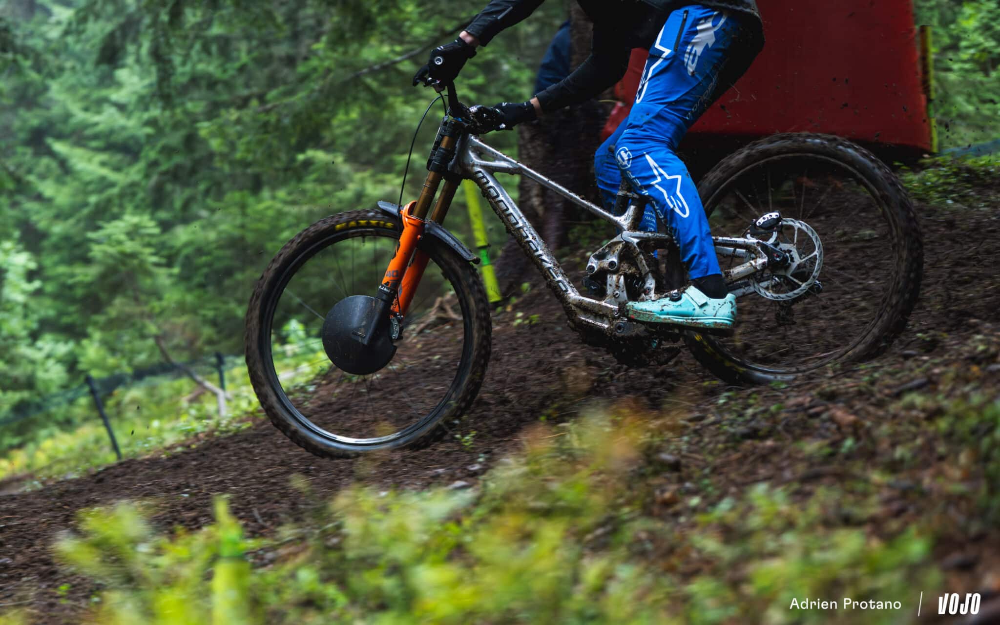https://www.vojomag.com/app/uploads/2025/08/Coupe du monde VTT DH XC France Haute Savoie test avis Vojo nouveaute A.Protano 1 38 1 2048x1280.jpg