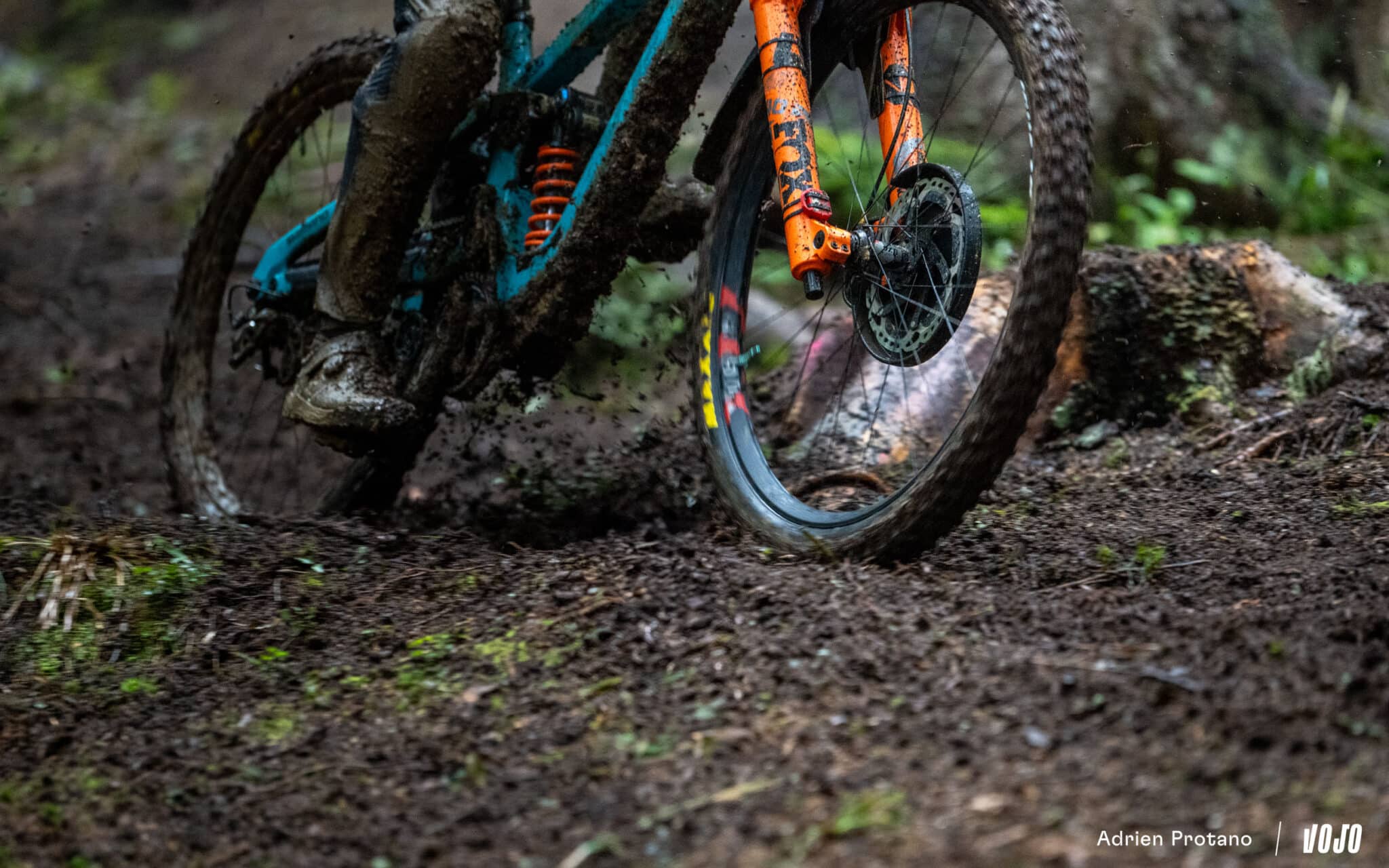 https://www.vojomag.com/app/uploads/2025/08/Coupe du monde VTT DH XC France Haute Savoie test avis Vojo nouveaute A.Protano 1 38 1 2048x1280.jpg