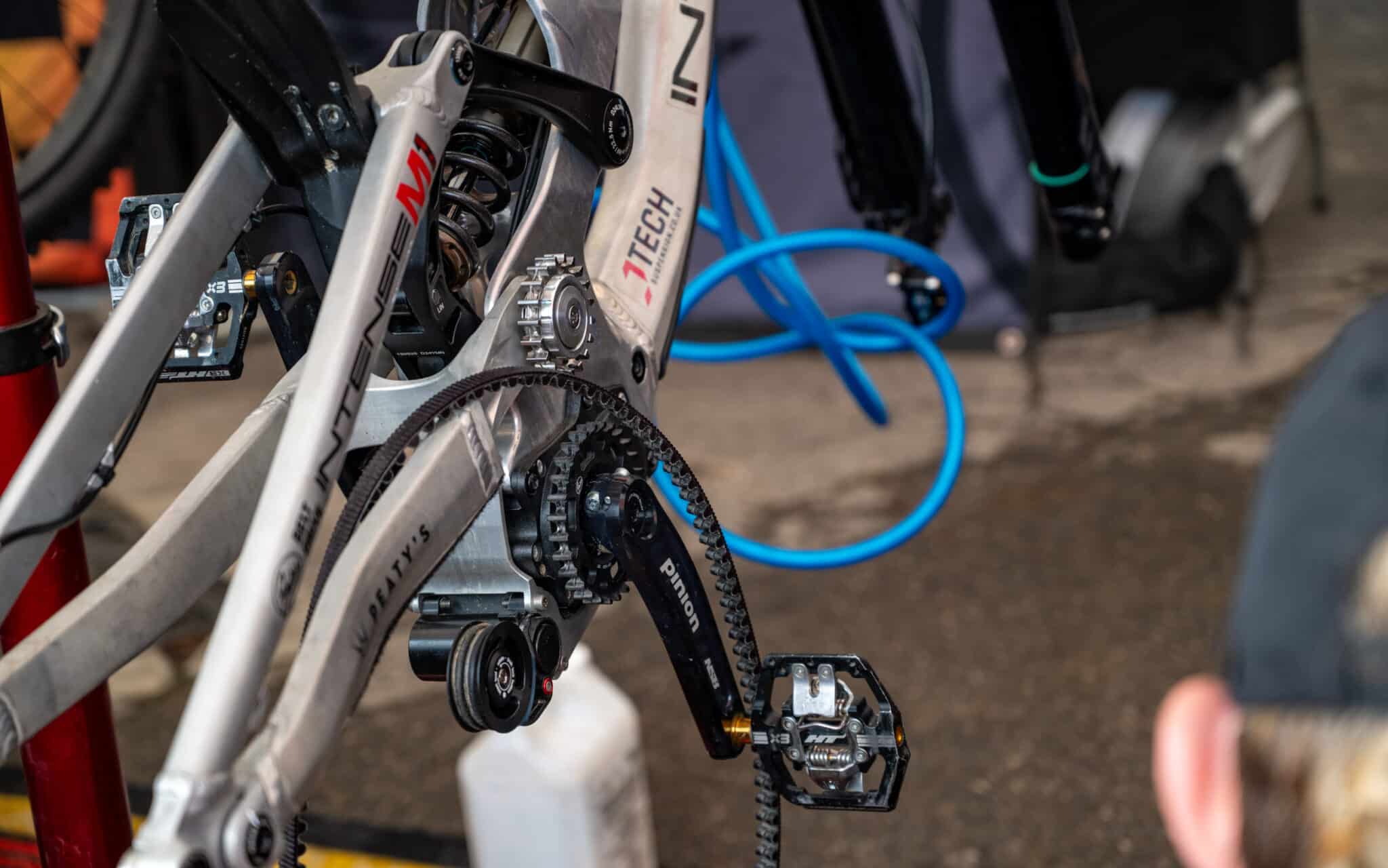 https://www.vojomag.com/app/uploads/2025/08/Coupe du monde VTT DH XC France Haute Savoie test avis Vojo nouveaute A.Protano 1 37 2048x1280.jpg