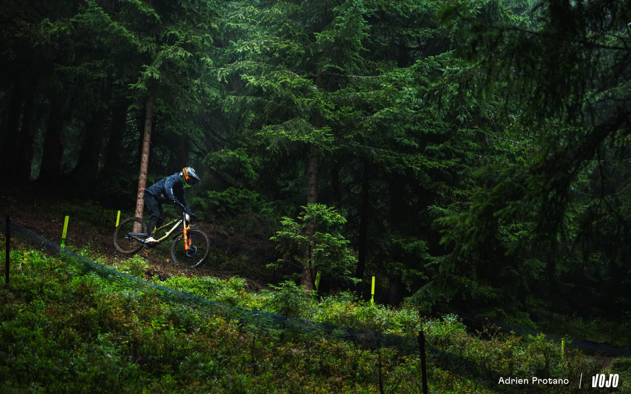 https://www.vojomag.com/app/uploads/2025/08/Coupe du monde VTT DH XC France Haute Savoie test avis Vojo nouveaute A.Protano 1 3 1 2048x1280.jpg