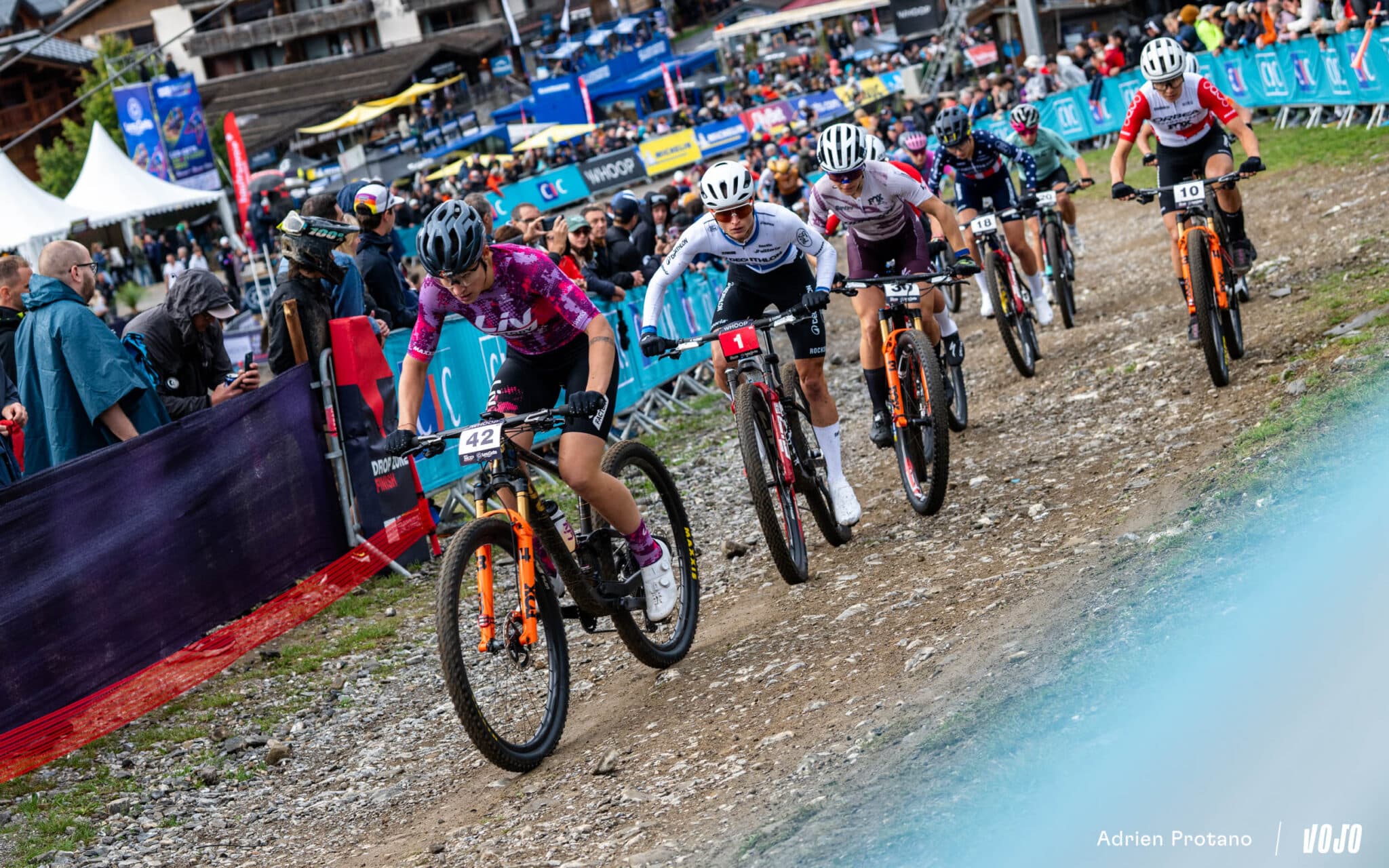 https://www.vojomag.com/app/uploads/2025/08/Coupe du monde VTT DH XC France Haute Savoie test avis Vojo nouveaute A.Protano 1 3 2 2048x1280.jpg