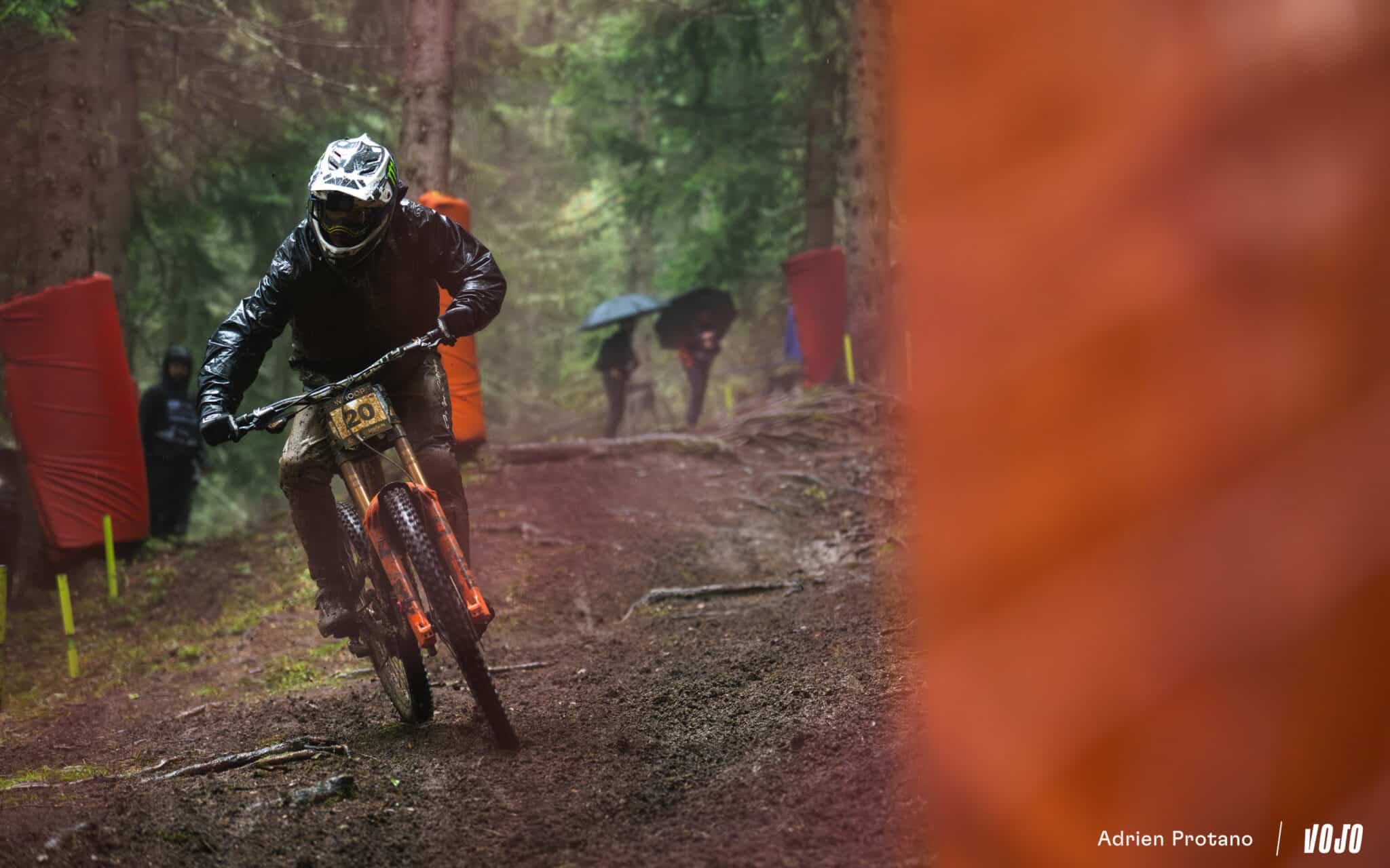 https://www.vojomag.com/app/uploads/2025/08/Coupe du monde VTT DH XC France Haute Savoie test avis Vojo nouveaute A.Protano 1 48 1 2048x1280.jpg