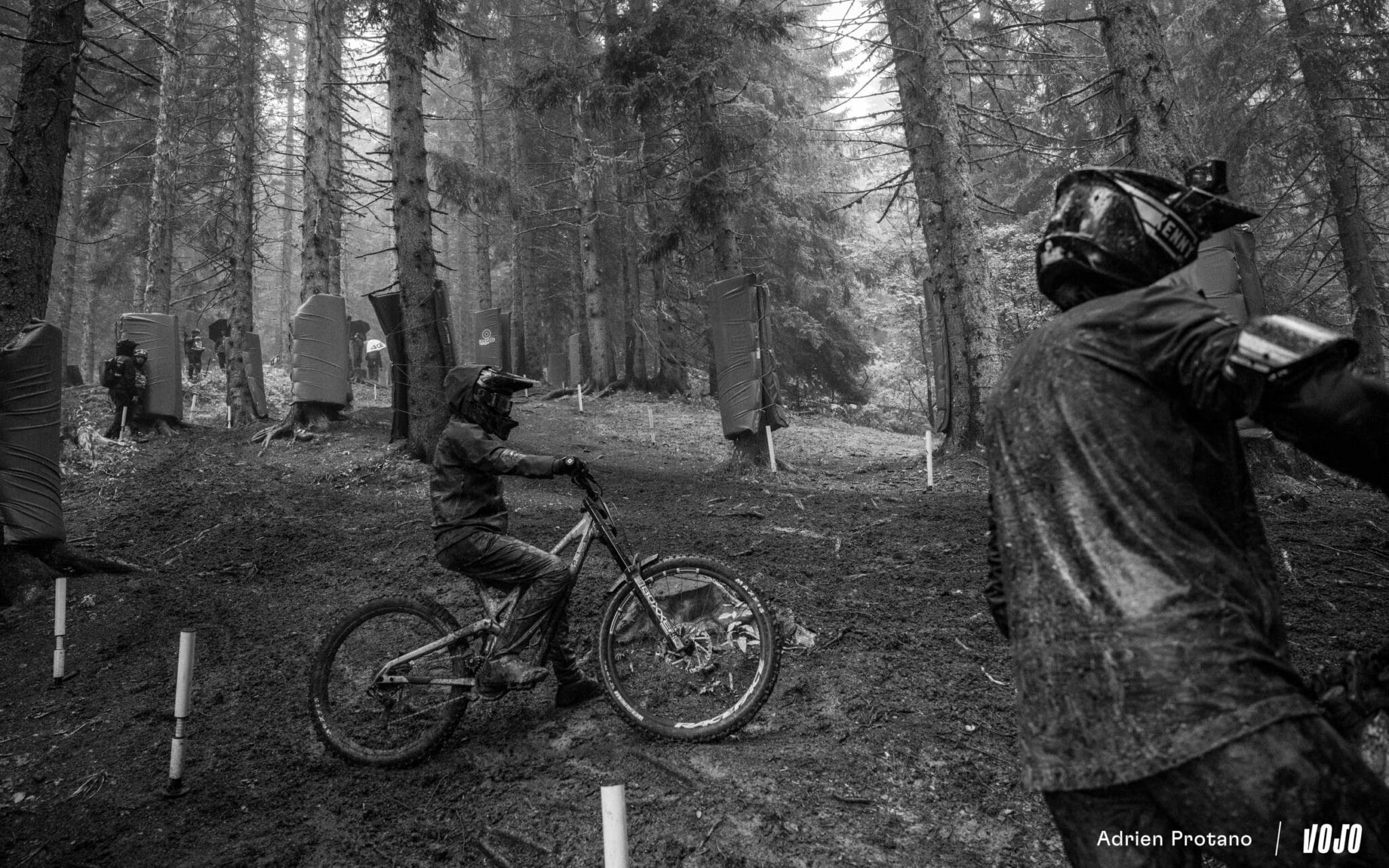 https://www.vojomag.com/app/uploads/2025/08/Coupe du monde VTT DH XC France Haute Savoie test avis Vojo nouveaute A.Protano 1 56 2048x1280.jpg