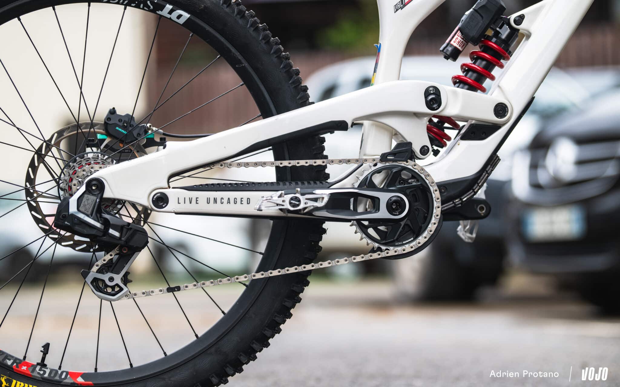 https://www.vojomag.com/app/uploads/2025/08/Coupe du monde VTT DH XC France Haute Savoie test avis Vojo nouveaute A.Protano 1 60 1 2048x1280.jpg