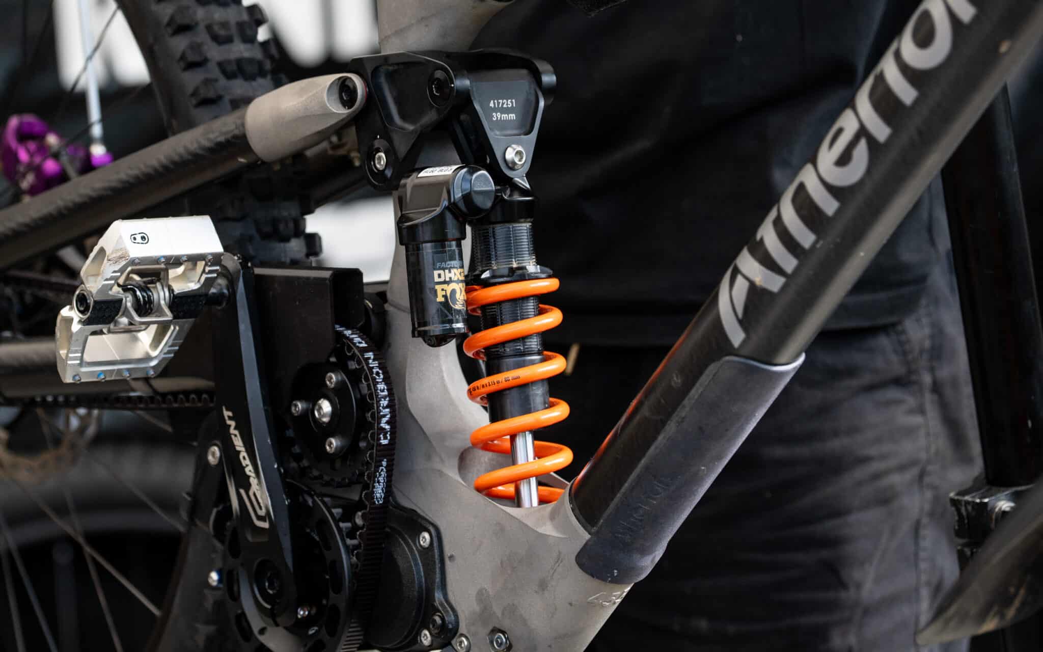 https://www.vojomag.com/app/uploads/2025/08/Coupe du monde VTT DH XC France Haute Savoie test avis Vojo nouveaute A.Protano 1 70 2048x1280.jpg