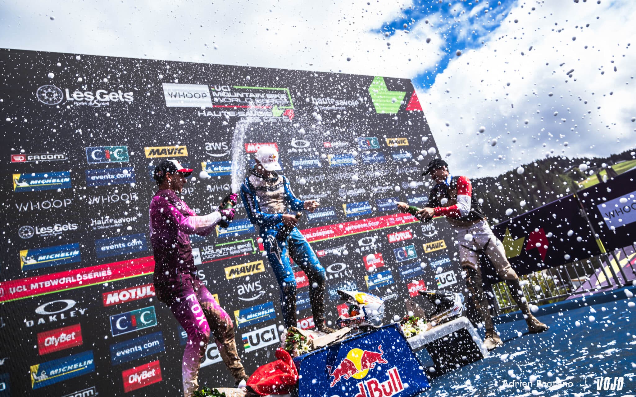 https://www.vojomag.com/app/uploads/2025/08/Coupe du monde VTT DH XC France Haute Savoie test avis Vojo nouveaute A.Protano 1 8 2 2048x1280.jpg