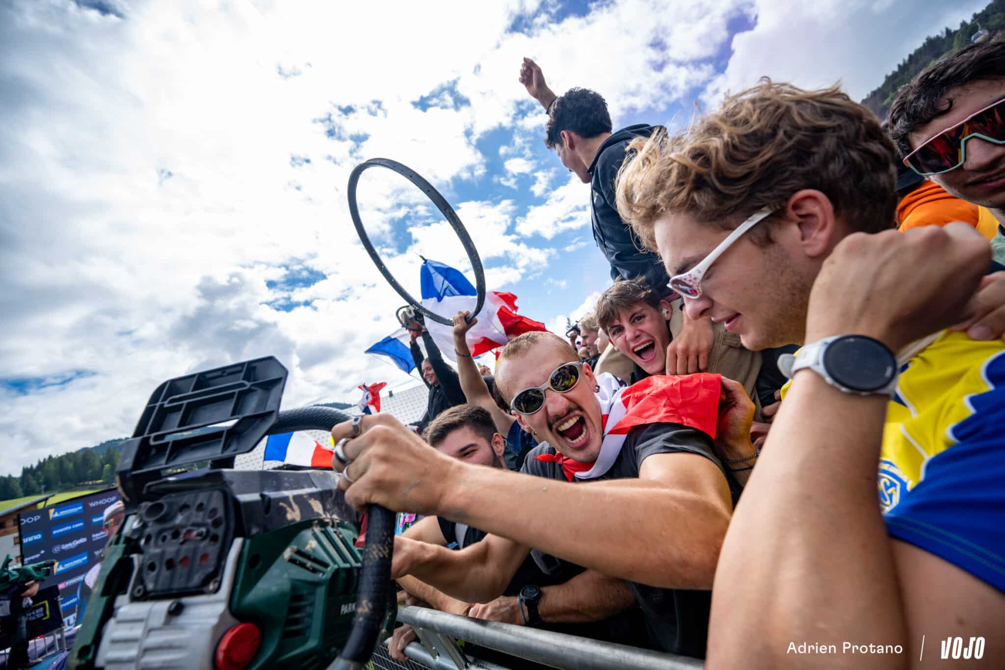 https://www.vojomag.com/app/uploads/2025/08/Coupe du monde VTT DH XC France Haute Savoie test avis Vojo nouveaute A.Protano 44 2048x1280.jpg