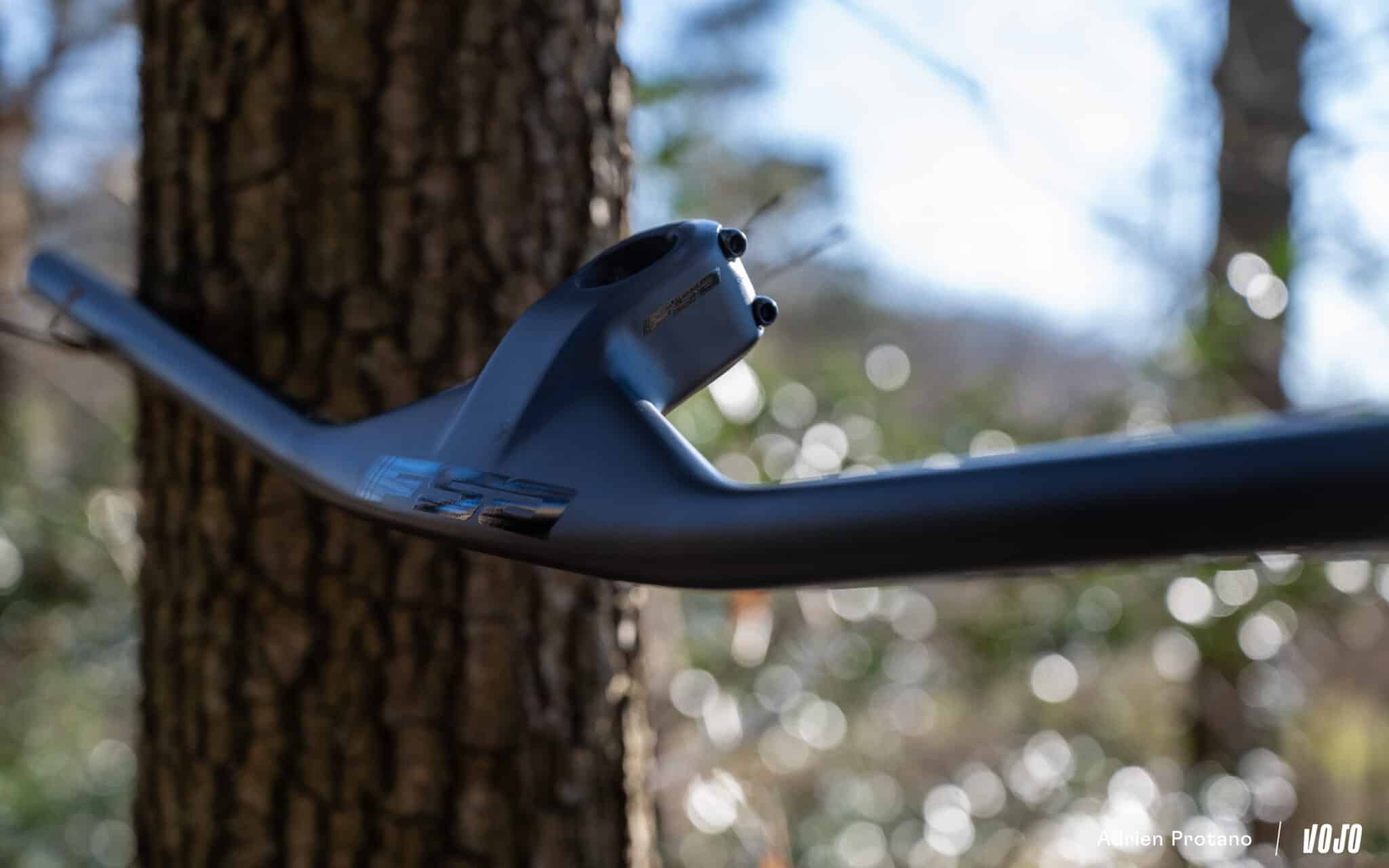 https://www.vojomag.com/app/uploads/2025/08/FSA POSTE DE PIILOTAGE CARBONE VTT XC test avis Vojo nouveaute A.Protano 4 2048x1280.jpg