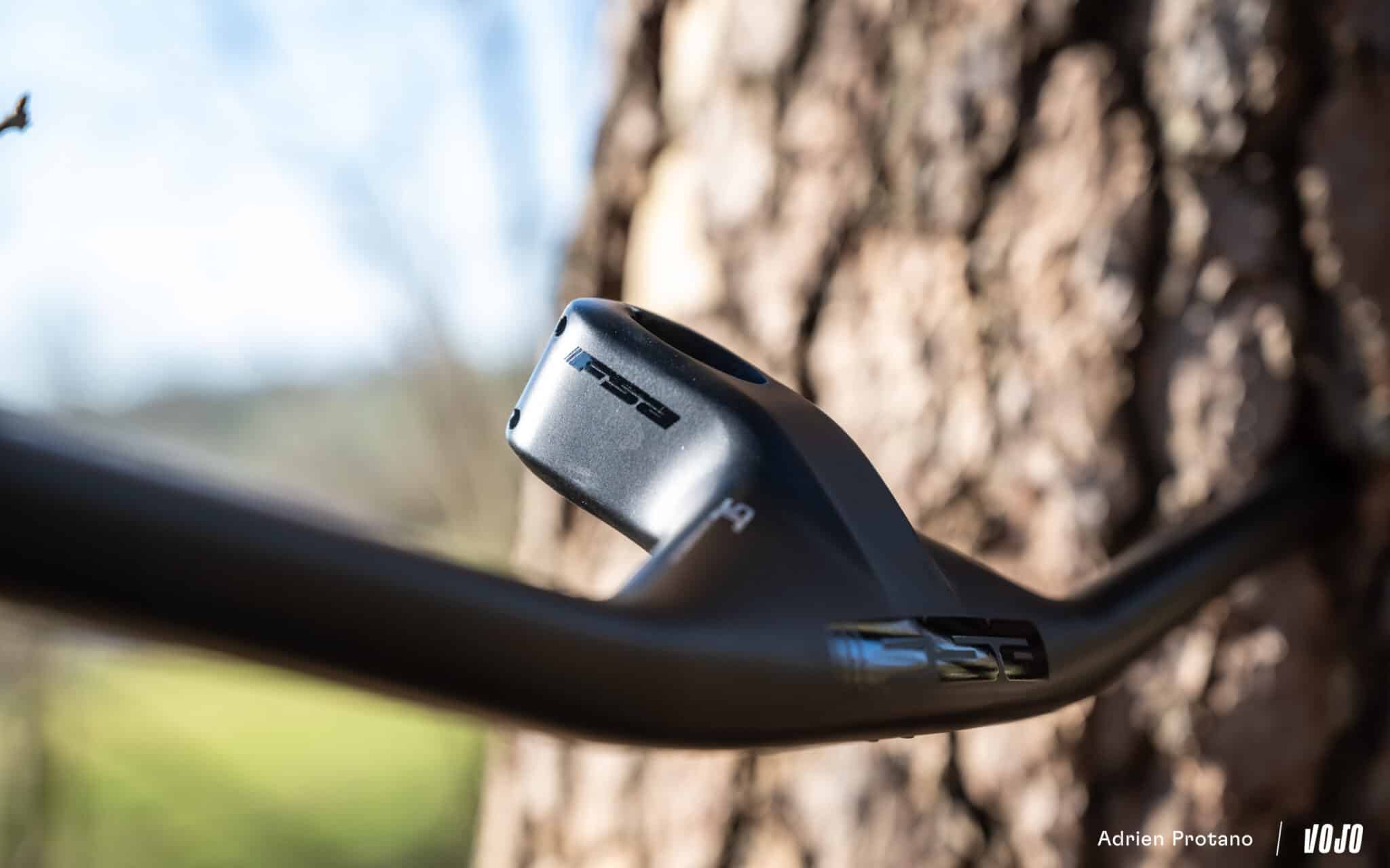 https://www.vojomag.com/app/uploads/2025/08/FSA POSTE DE PIILOTAGE CARBONE VTT XC test avis Vojo nouveaute A.Protano 9 2048x1280.jpg
