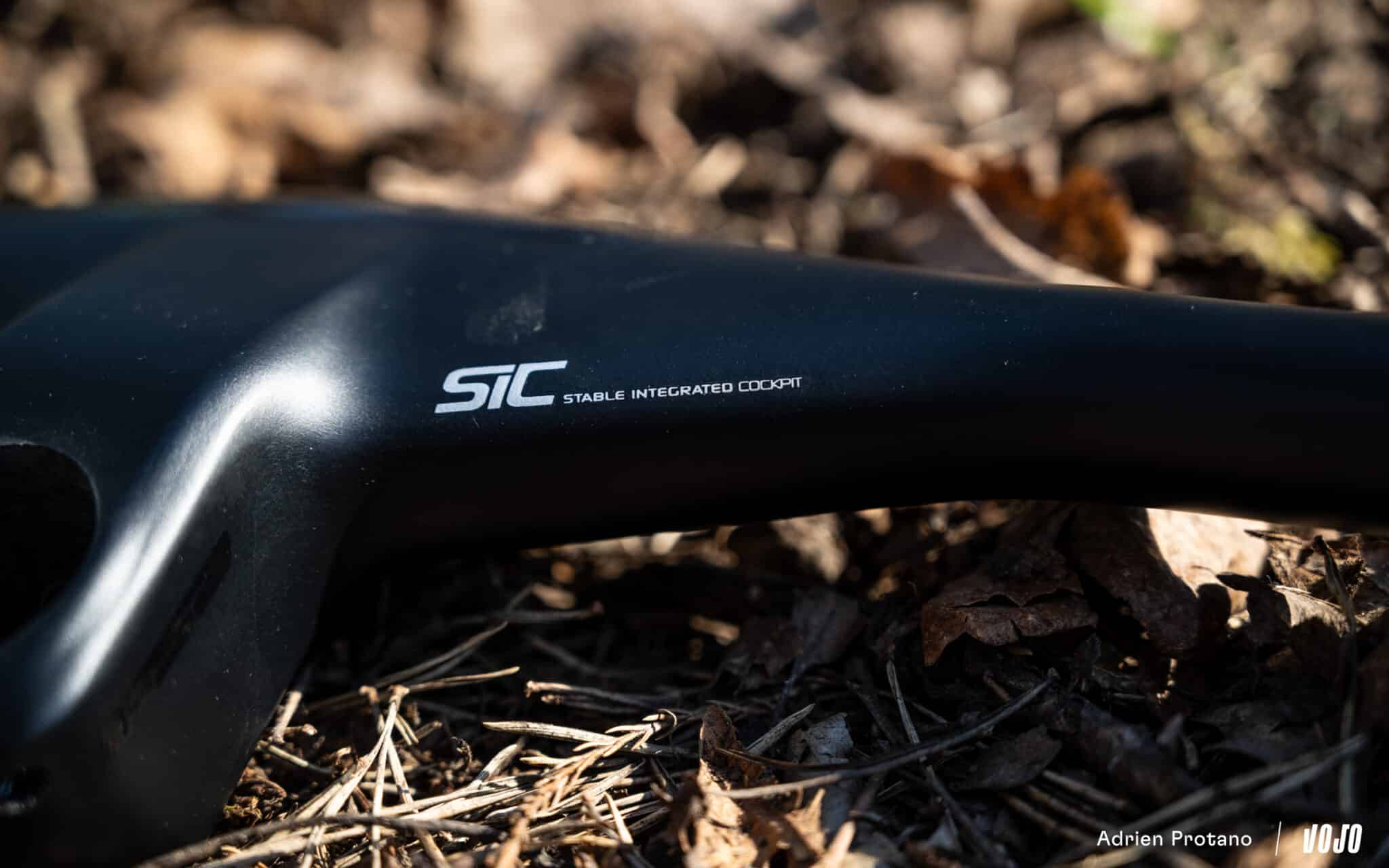 https://www.vojomag.com/app/uploads/2025/08/FSA POSTE DE PIILOTAGE CARBONE VTT XC test avis Vojo nouveaute A.Protano 4 2048x1280.jpg