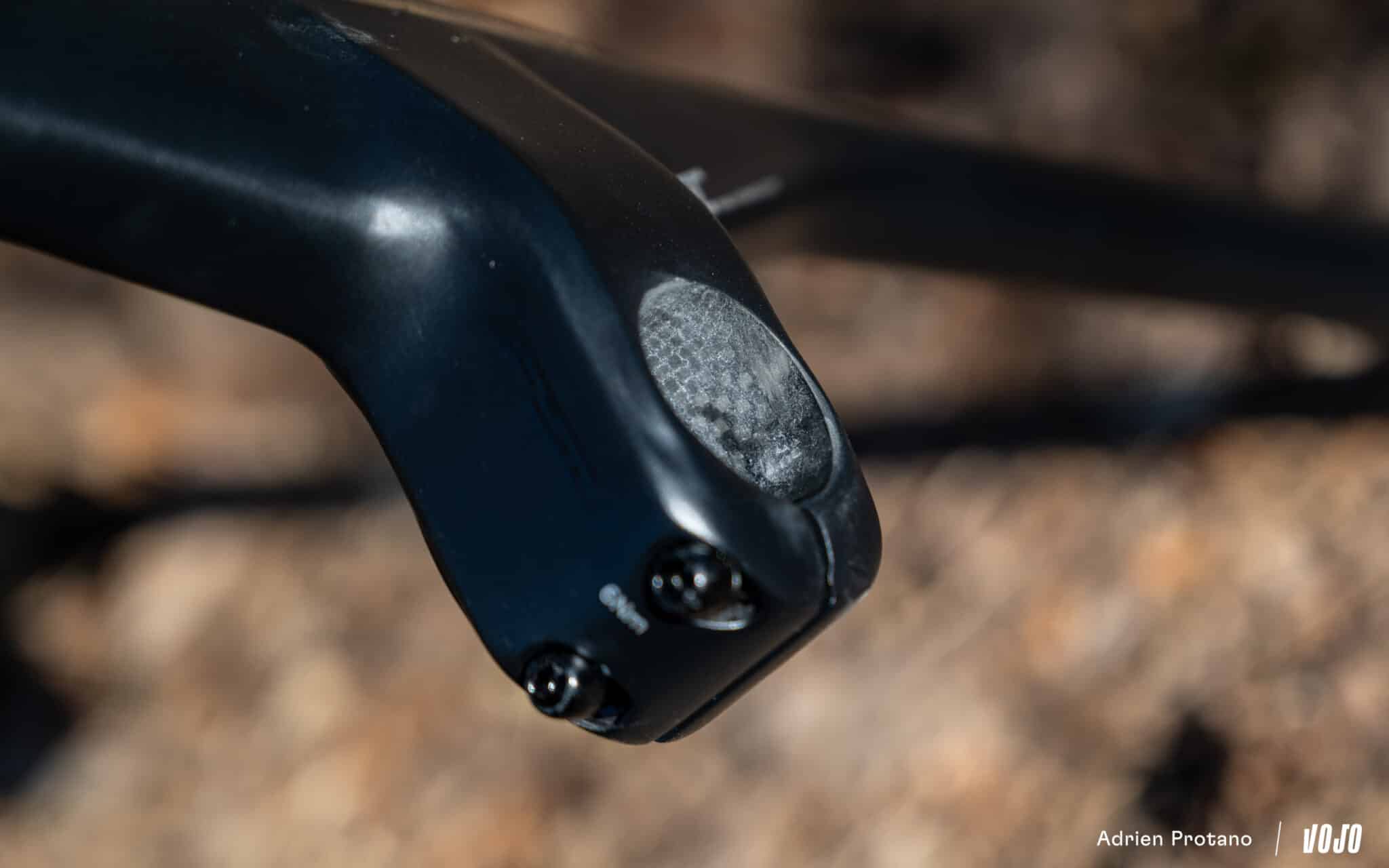 https://www.vojomag.com/app/uploads/2025/08/FSA POSTE DE PIILOTAGE CARBONE VTT XC test avis Vojo nouveaute A.Protano 9 2048x1280.jpg