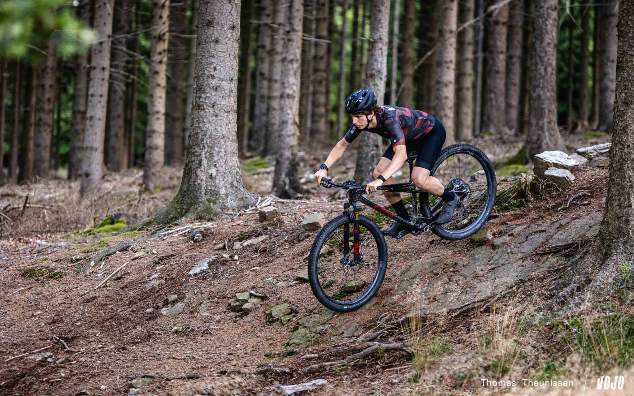 https://www.vojomag.com/app/uploads/2025/08/FSA KFX i28 roues vtt carbone test essai avis - Copyright Olivier Beart Vojo Magazine 18 2048x1280.jpg
