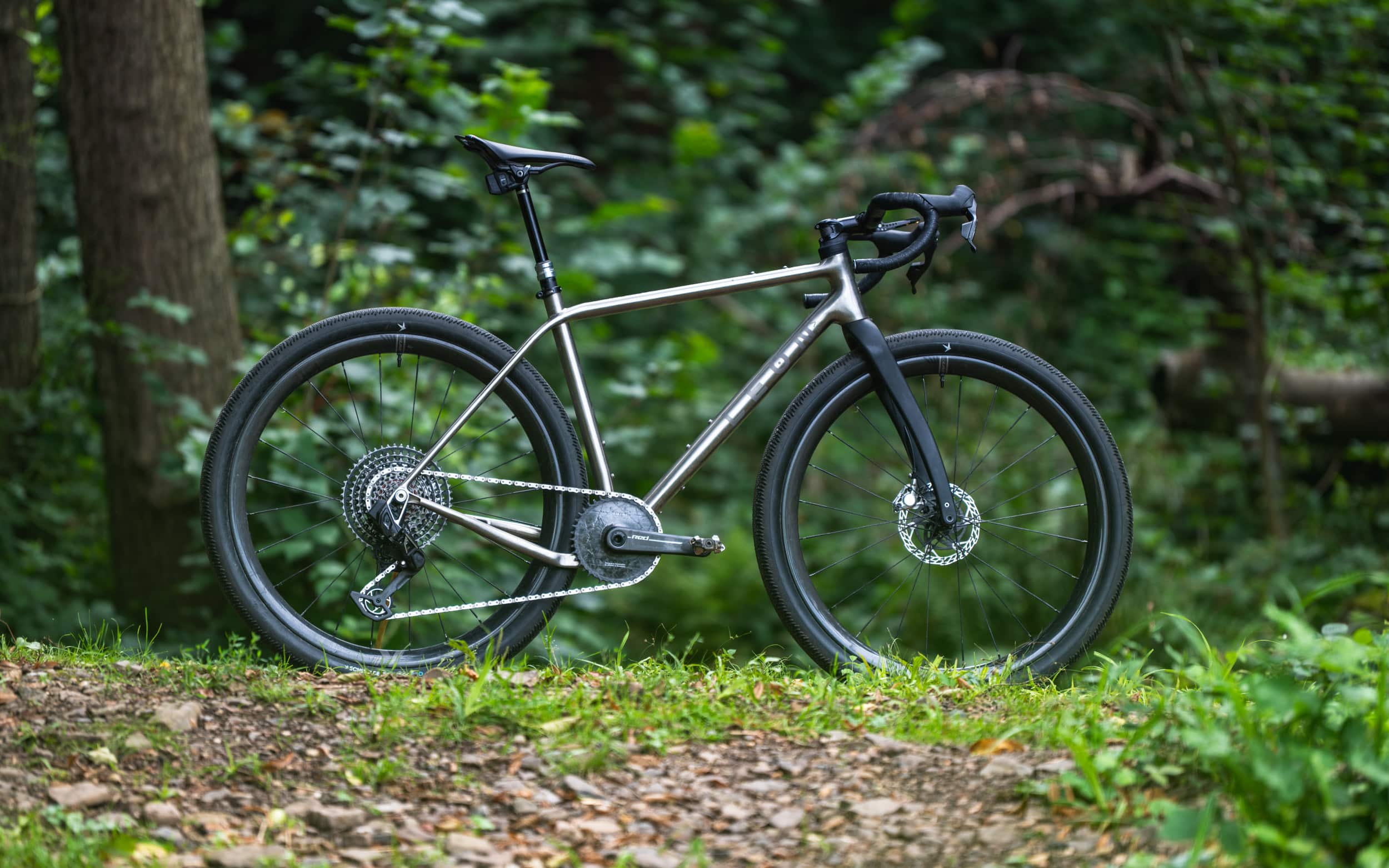 https://www.vojomag.com/app/uploads/2025/08/Leon Larage Gravel 2025 bikecheck test avis vojo VTTAE nouveaute A.Protano 1 2 1.jpg
