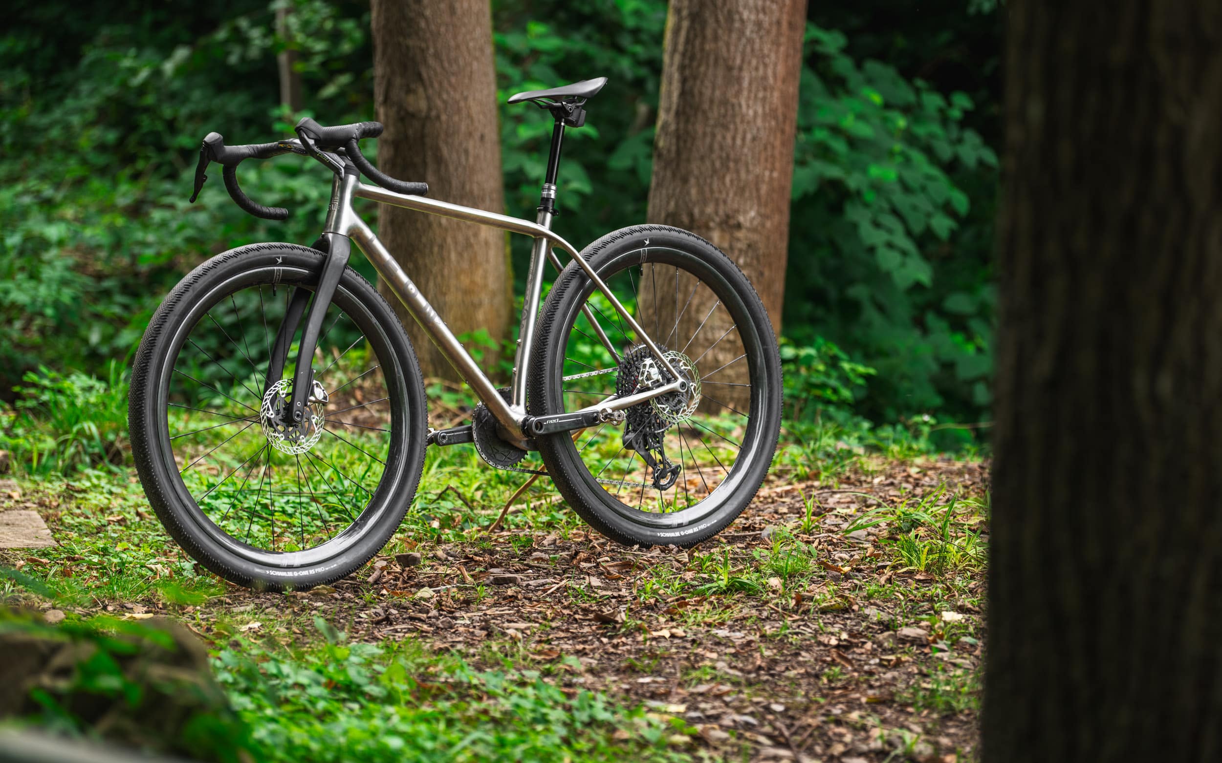 https://www.vojomag.com/app/uploads/2025/08/Leon Larage Gravel 2025 bikecheck test avis vojo VTTAE nouveaute A.Protano 1 5.jpg