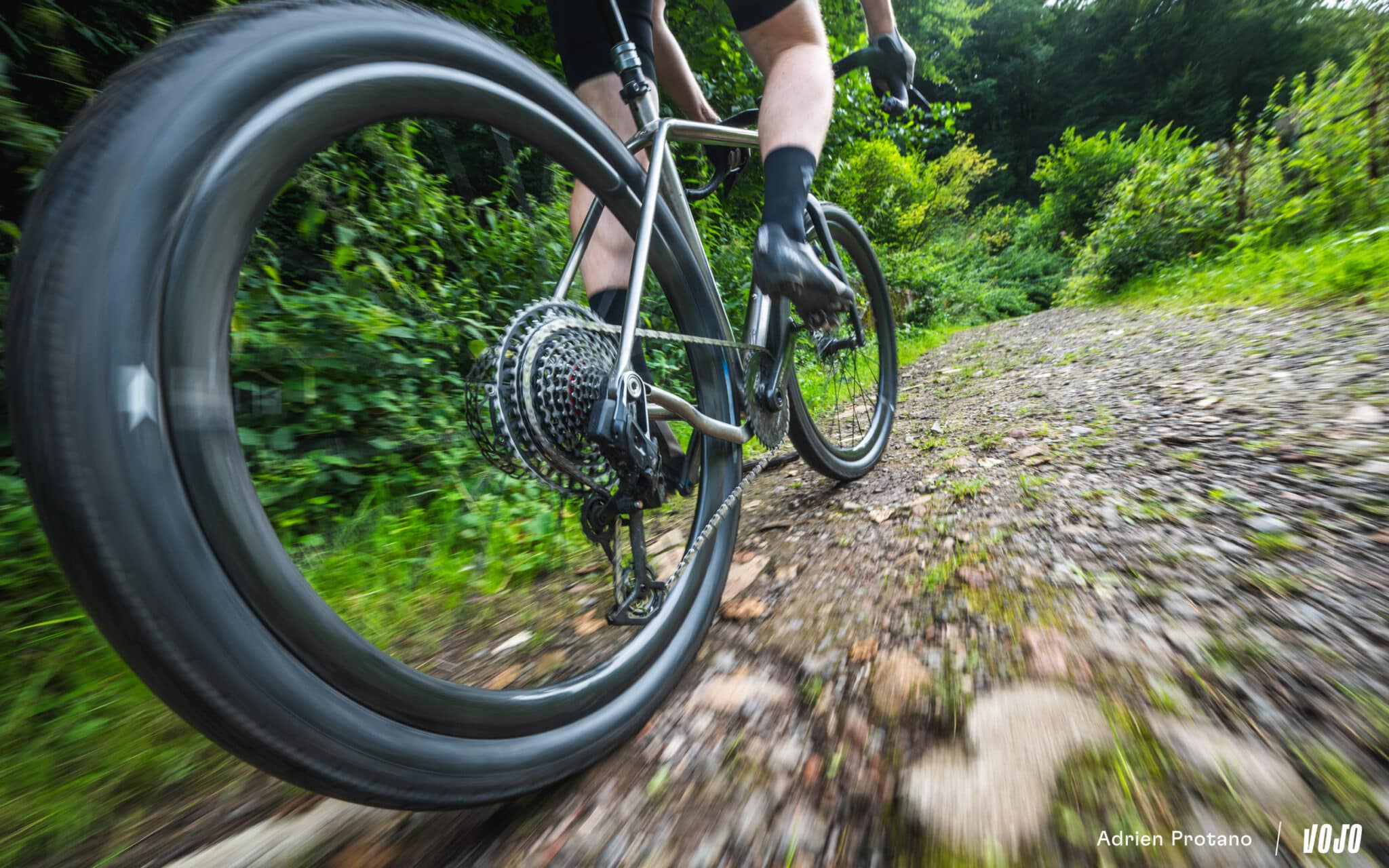 https://www.vojomag.com/app/uploads/2025/08/Leon Larage Gravel 2025 test avis vojo VTTAE nouveaute A.Protano 20 2048x1280.jpg