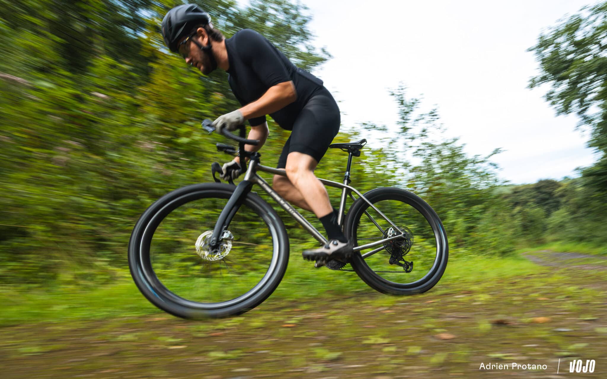 https://www.vojomag.com/app/uploads/2025/08/Leon Larage Gravel 2025 test avis vojo VTTAE nouveaute A.Protano 3 3 2048x1280.jpg