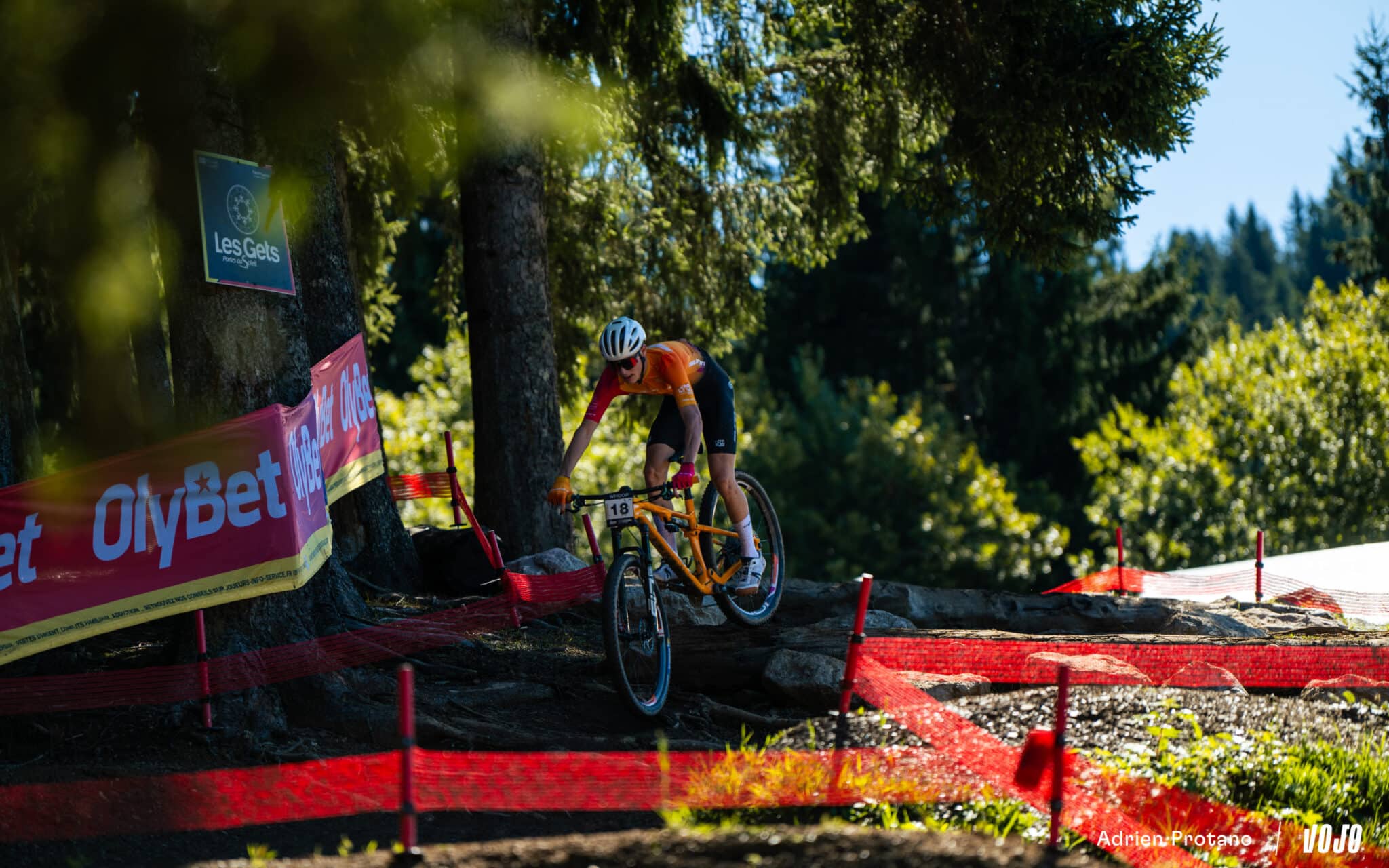 https://www.vojomag.com/app/uploads/2025/09/Coupe du monde VTT DH XC France Haute Savoie test avis Vojo nouveaute A.Protano 1 26 2048x1280.jpg