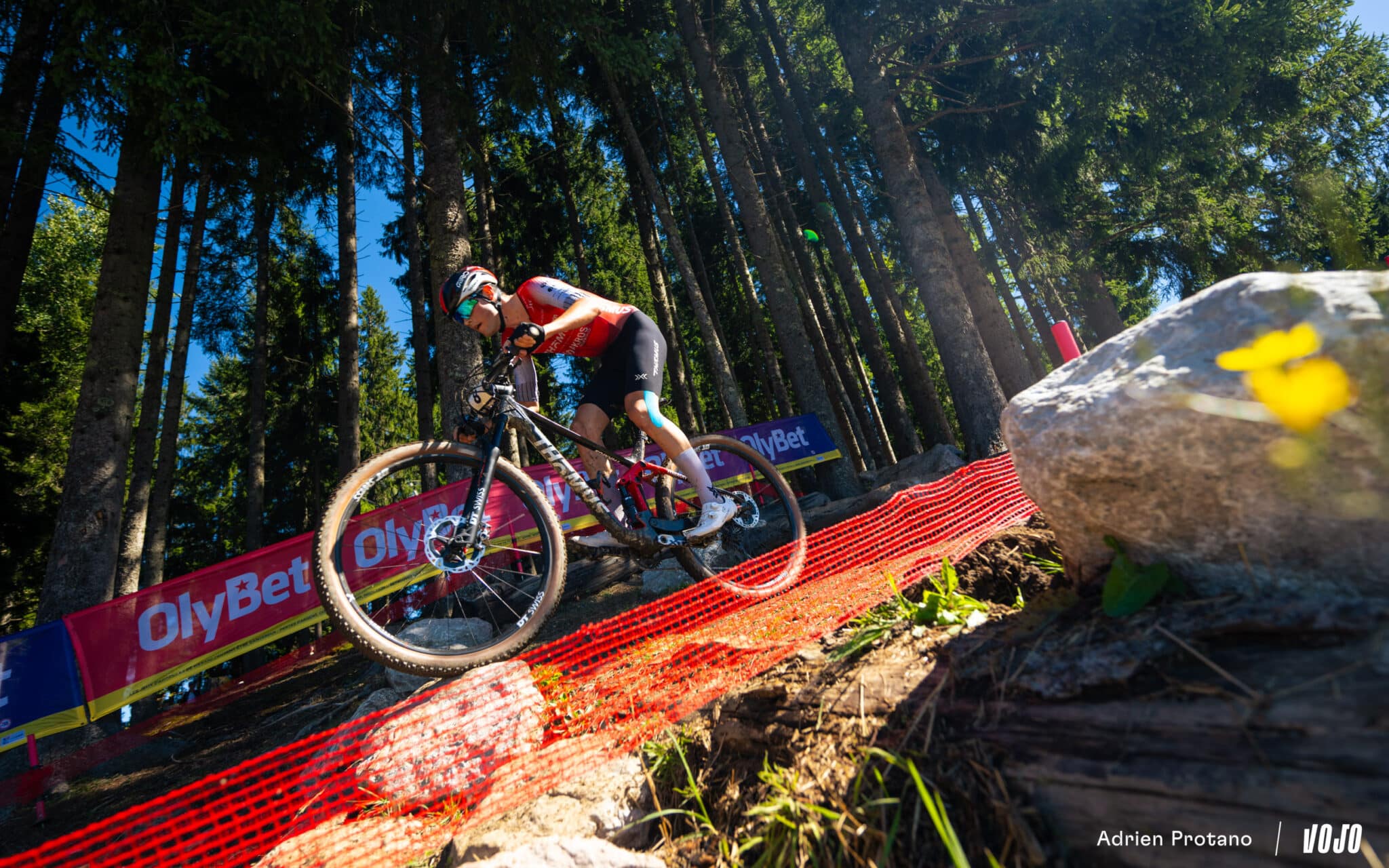 https://www.vojomag.com/app/uploads/2025/09/Coupe du monde VTT DH XC France Haute Savoie test avis Vojo nouveaute A.Protano 1 28 2048x1280.jpg