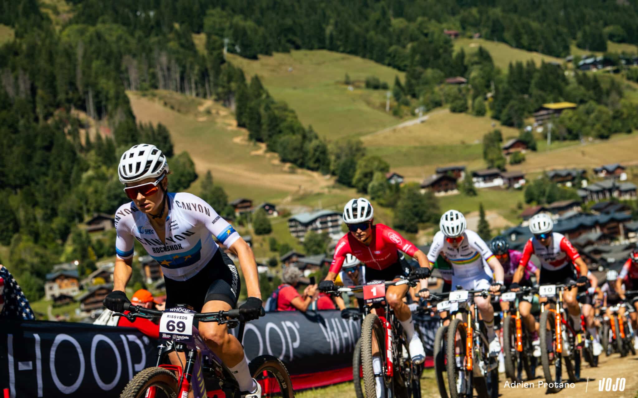 https://www.vojomag.com/app/uploads/2025/09/Coupe du monde VTT DH XC France Haute Savoie test avis Vojo nouveaute A.Protano 1 32 1 2048x1280.jpg