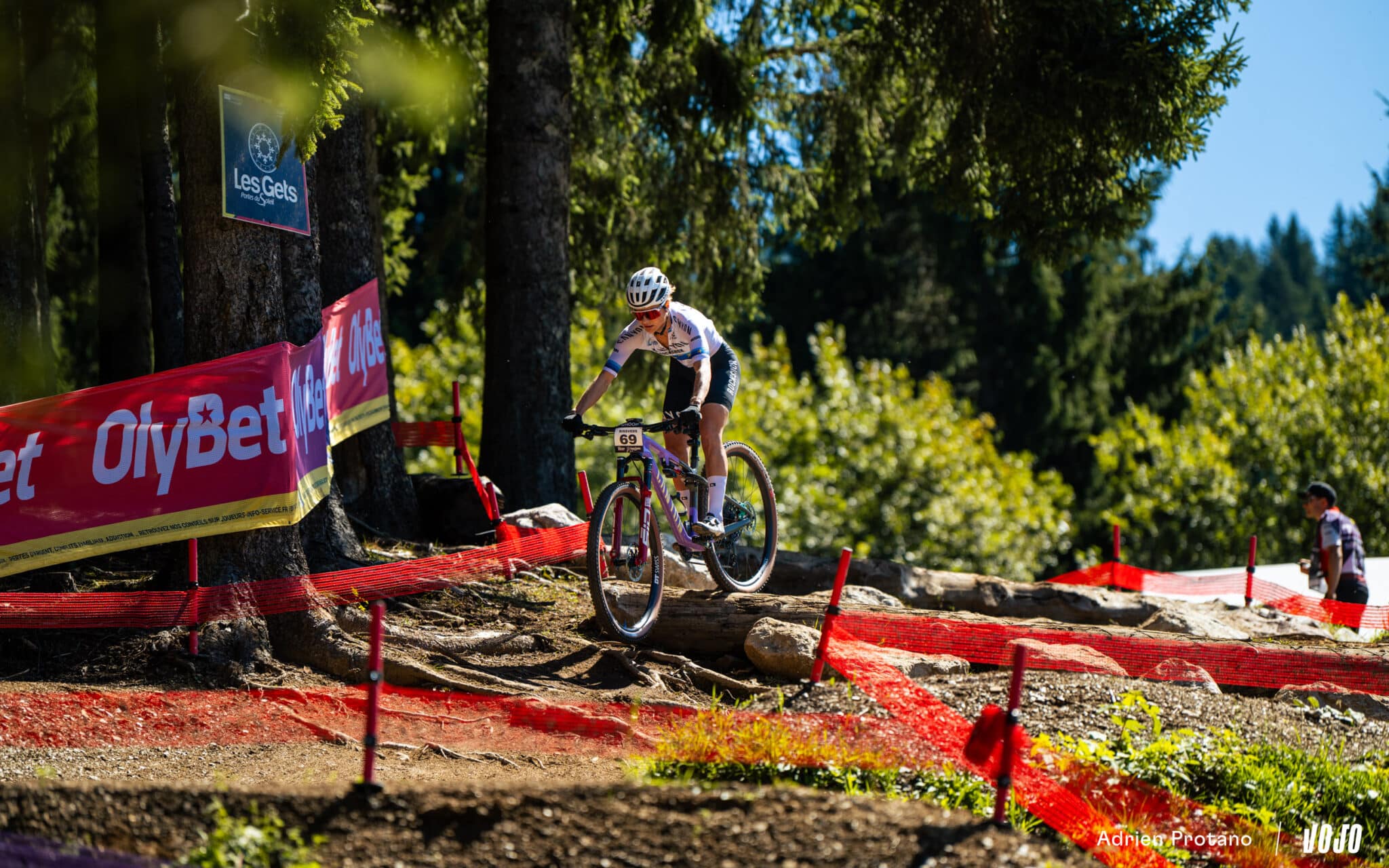 https://www.vojomag.com/app/uploads/2025/09/Coupe du monde VTT DH XC France Haute Savoie test avis Vojo nouveaute A.Protano 1 32 1 2048x1280.jpg