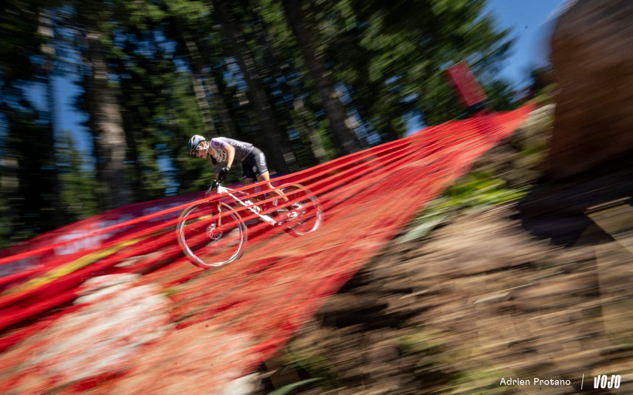 https://www.vojomag.com/app/uploads/2025/09/Coupe du monde VTT DH XC France Haute Savoie test avis Vojo nouveaute A.Protano 1 38 2048x1280.jpg