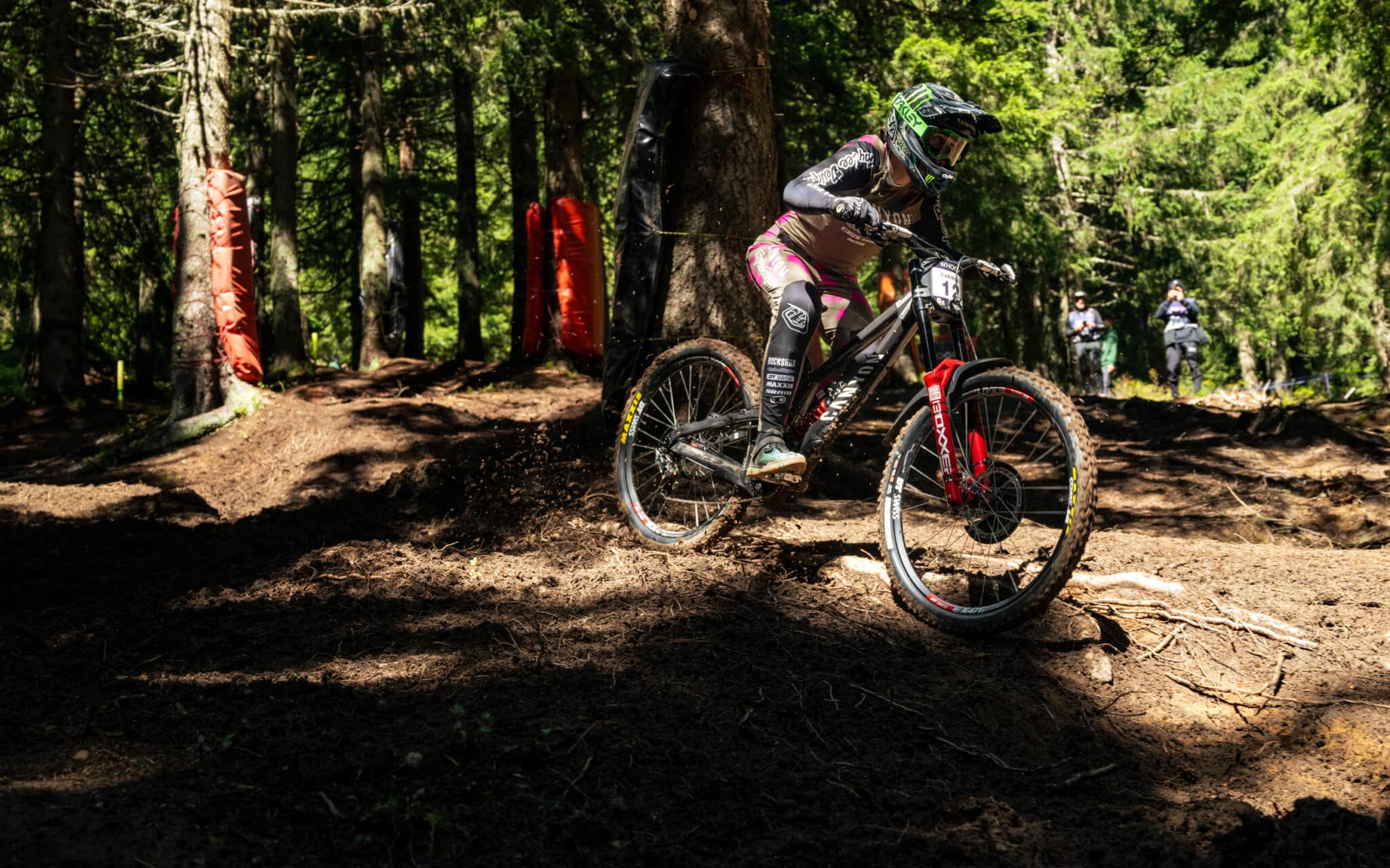 https://www.vojomag.com/app/uploads/2025/09/Coupe du monde VTT DH XC France Haute Savoie test avis Vojo nouveaute A.Protano 1 4 2048x1280.jpg