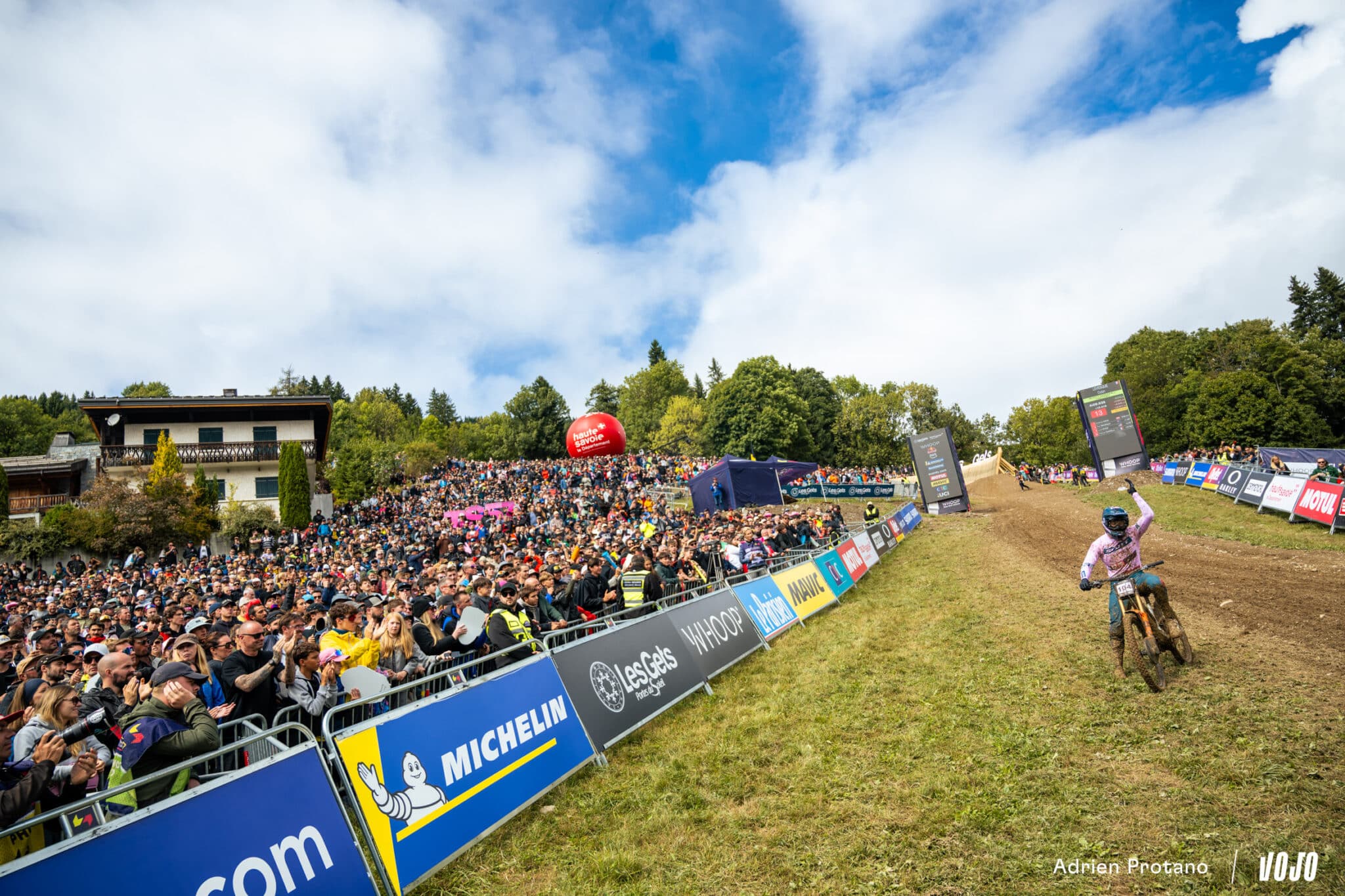 https://www.vojomag.com/app/uploads/2025/09/Coupe du monde VTT DH XC France Haute Savoie test avis Vojo nouveaute A.Protano 34 2048x1365.jpg