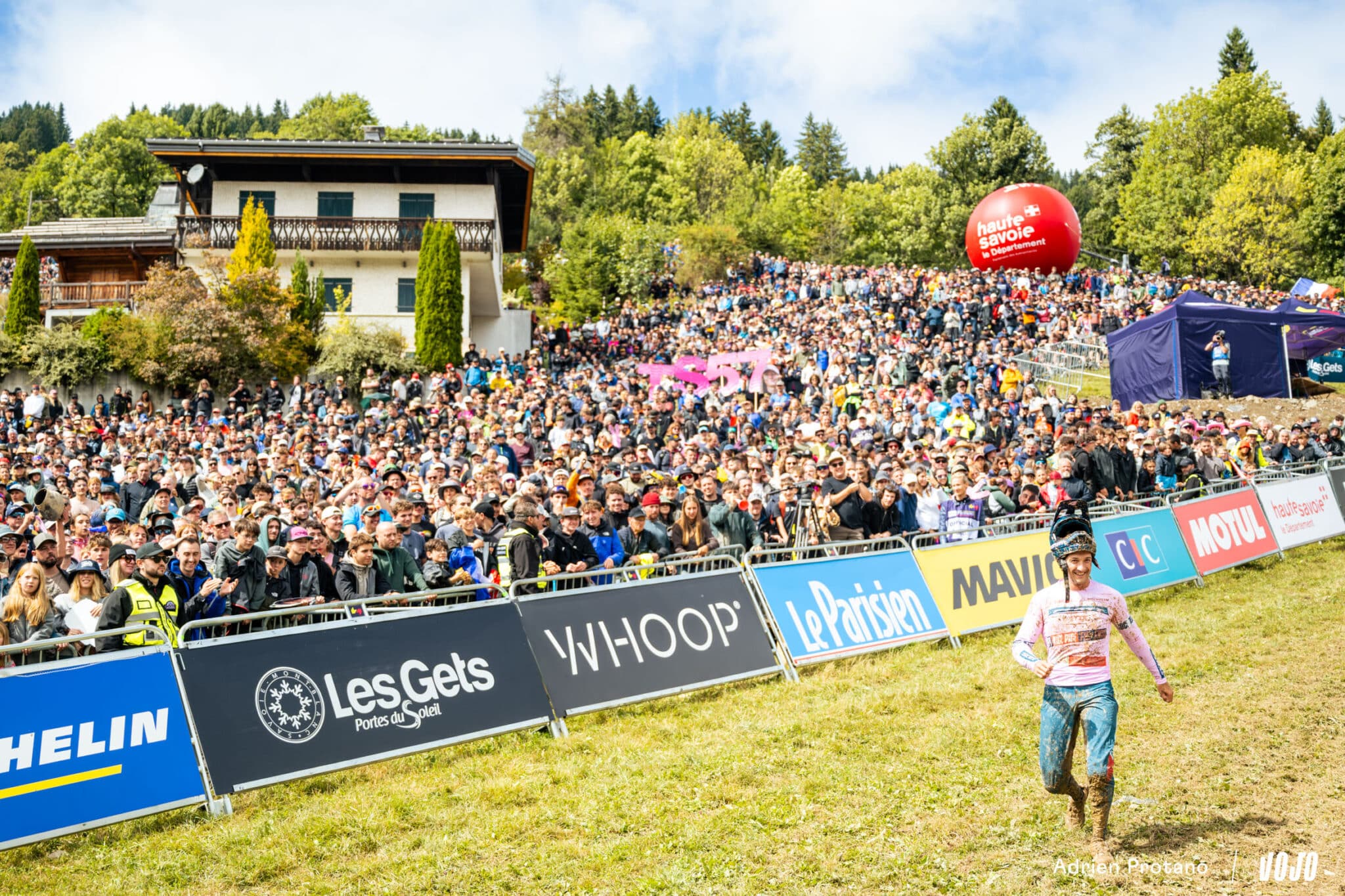 https://www.vojomag.com/app/uploads/2025/09/Coupe du monde VTT DH XC France Haute Savoie test avis Vojo nouveaute A.Protano 34 2048x1365.jpg