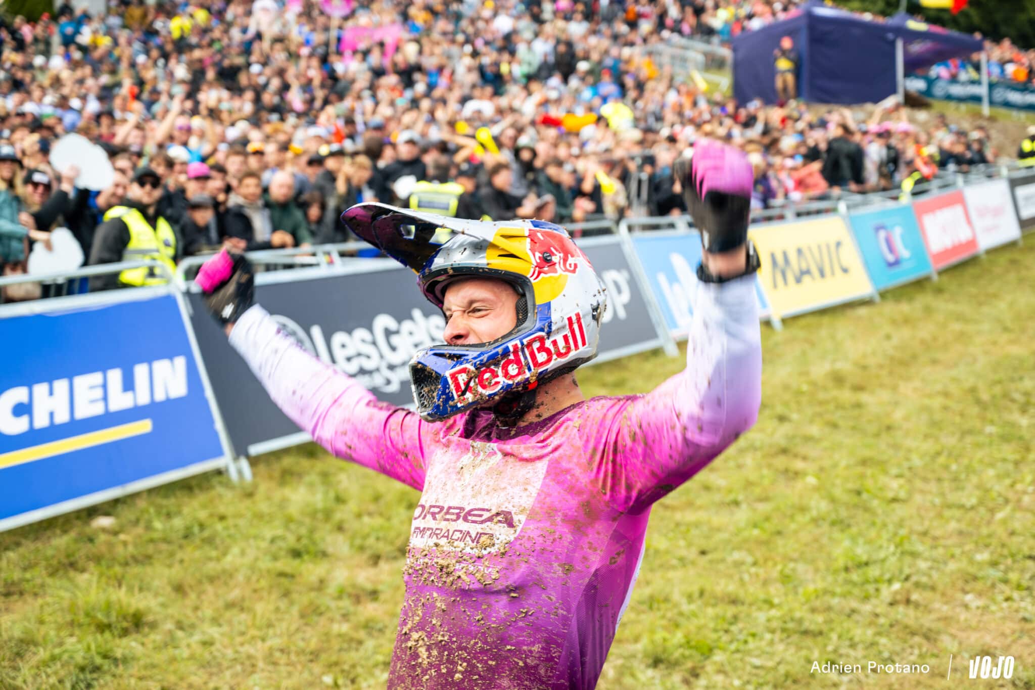 https://www.vojomag.com/app/uploads/2025/09/Coupe du monde VTT DH XC France Haute Savoie test avis Vojo nouveaute A.Protano 36 2048x1365.jpg