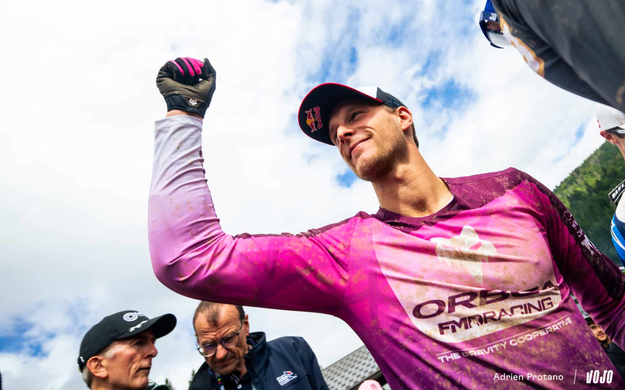 https://www.vojomag.com/app/uploads/2025/09/Coupe du monde VTT DH XC France Haute Savoie test avis Vojo nouveaute A.Protano 36 2048x1365.jpg