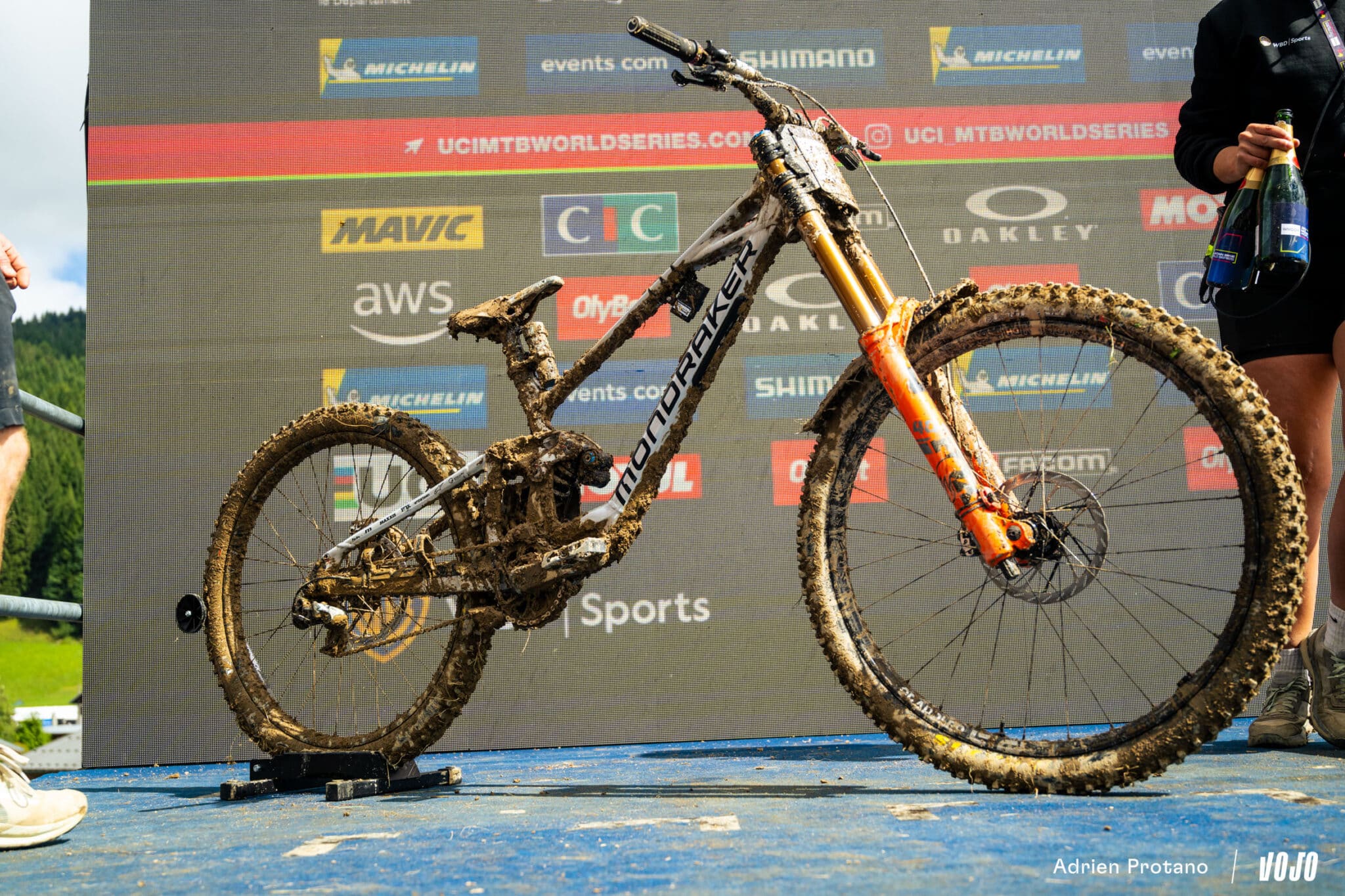 https://www.vojomag.com/app/uploads/2025/09/Coupe du monde VTT DH XC France Haute Savoie test avis Vojo nouveaute A.Protano 63 2048x1365.jpg