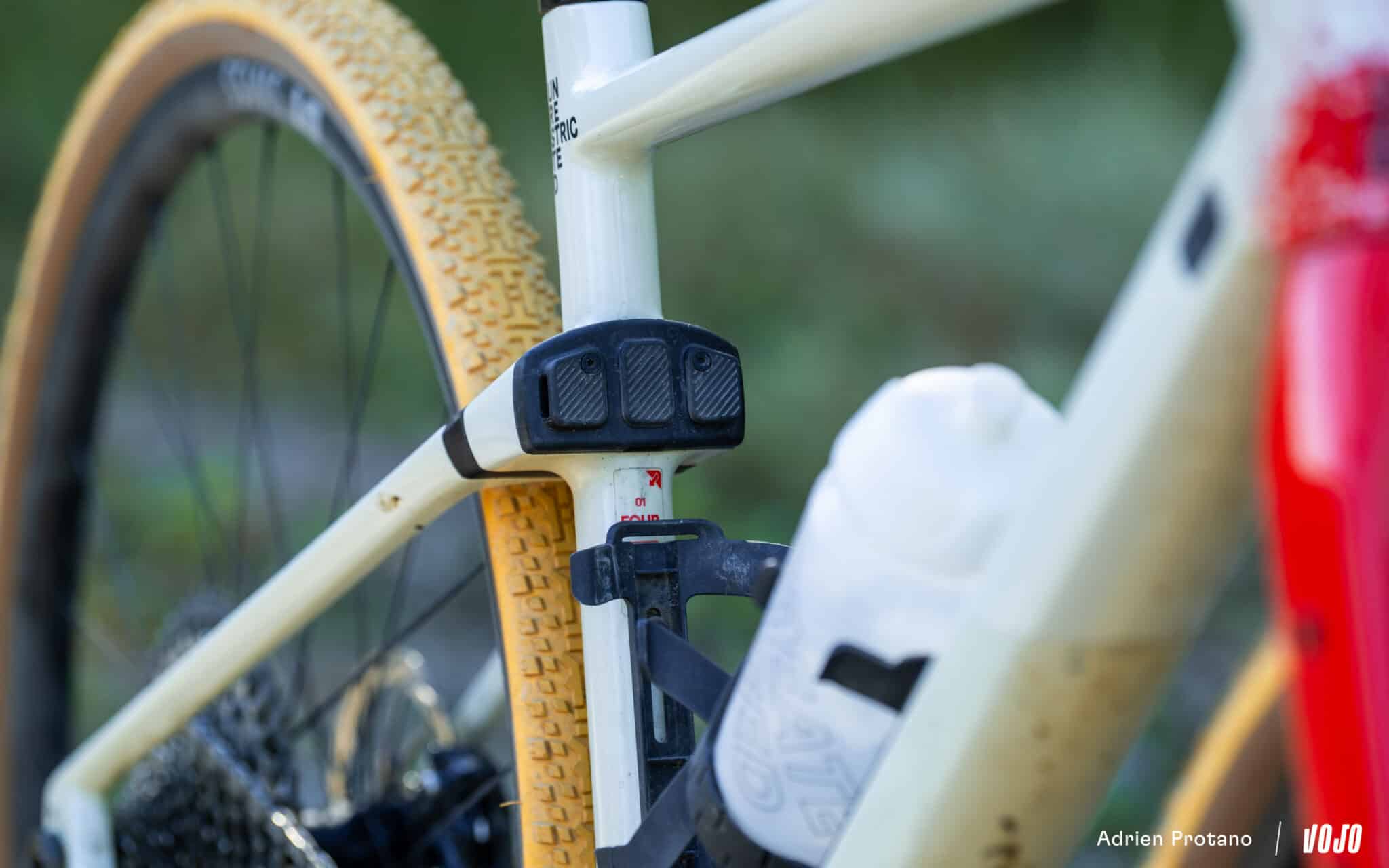 https://www.vojomag.com/app/uploads/2025/09/Nordic Gravel Series Lathi Falling Leaves Gravel test avis comparaison Vojo nouveaute La Cluzaz A.Protano 1 13 2048x1280.jpg